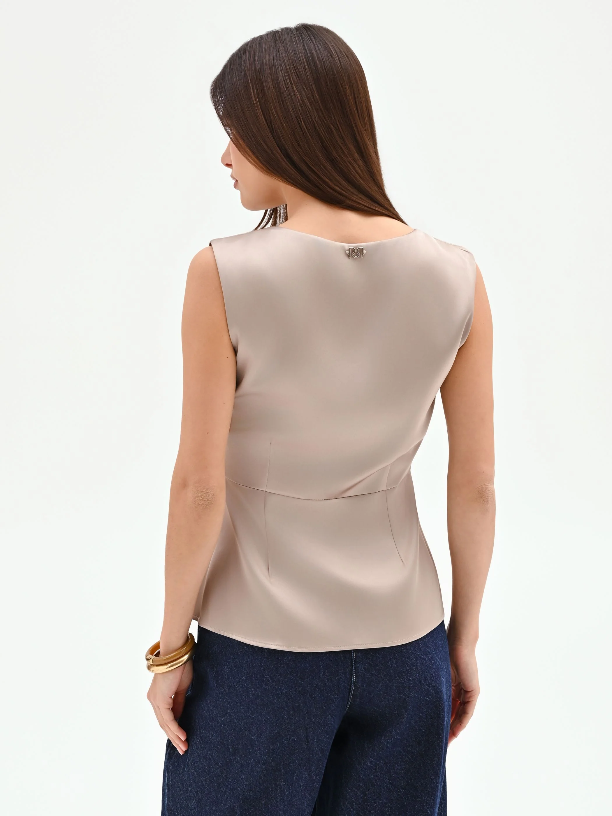 Blusa tortora beige in raso con drappeggio - Image 3