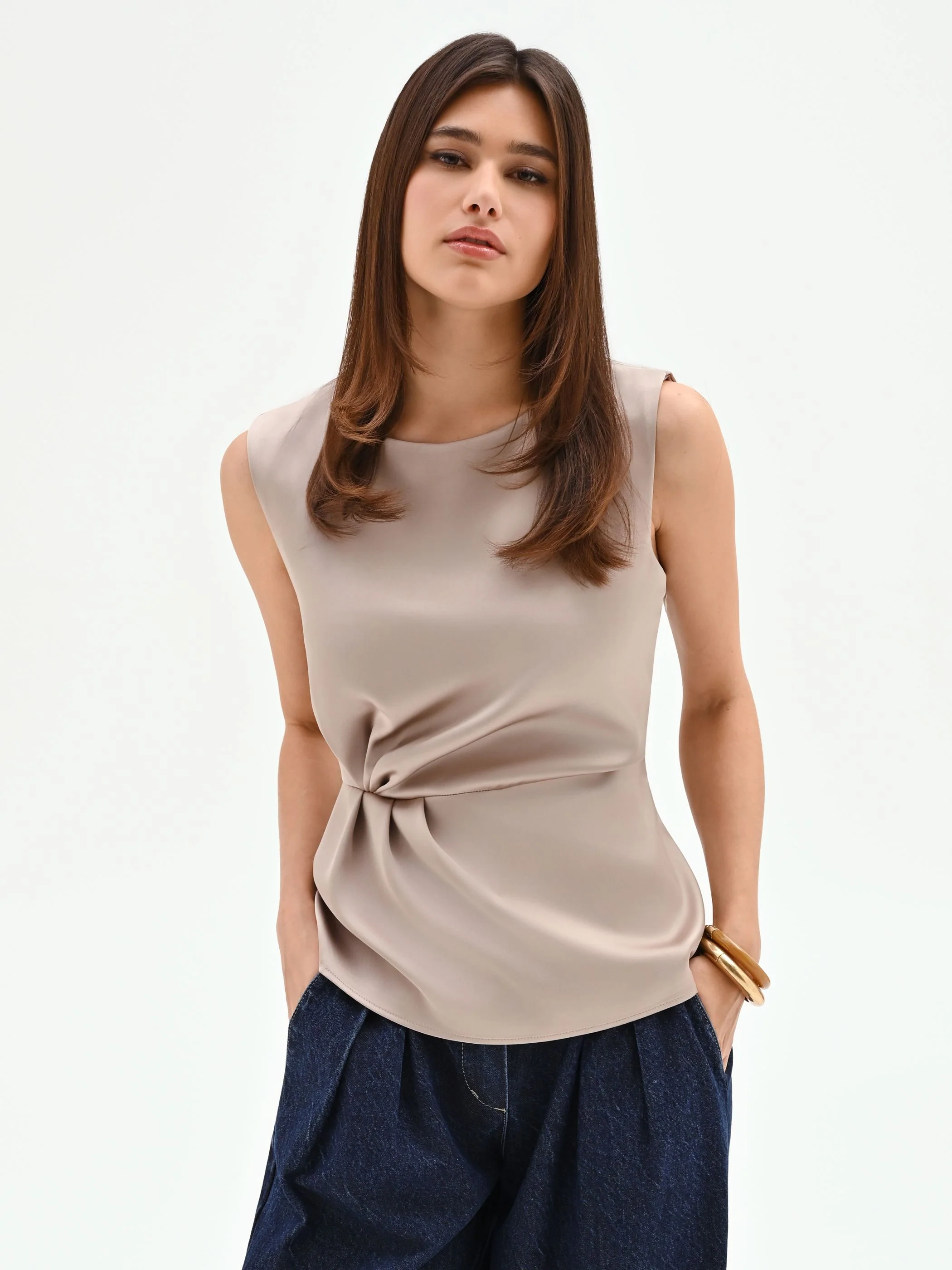 Blusa tortora beige in raso con drappeggio - Image 5