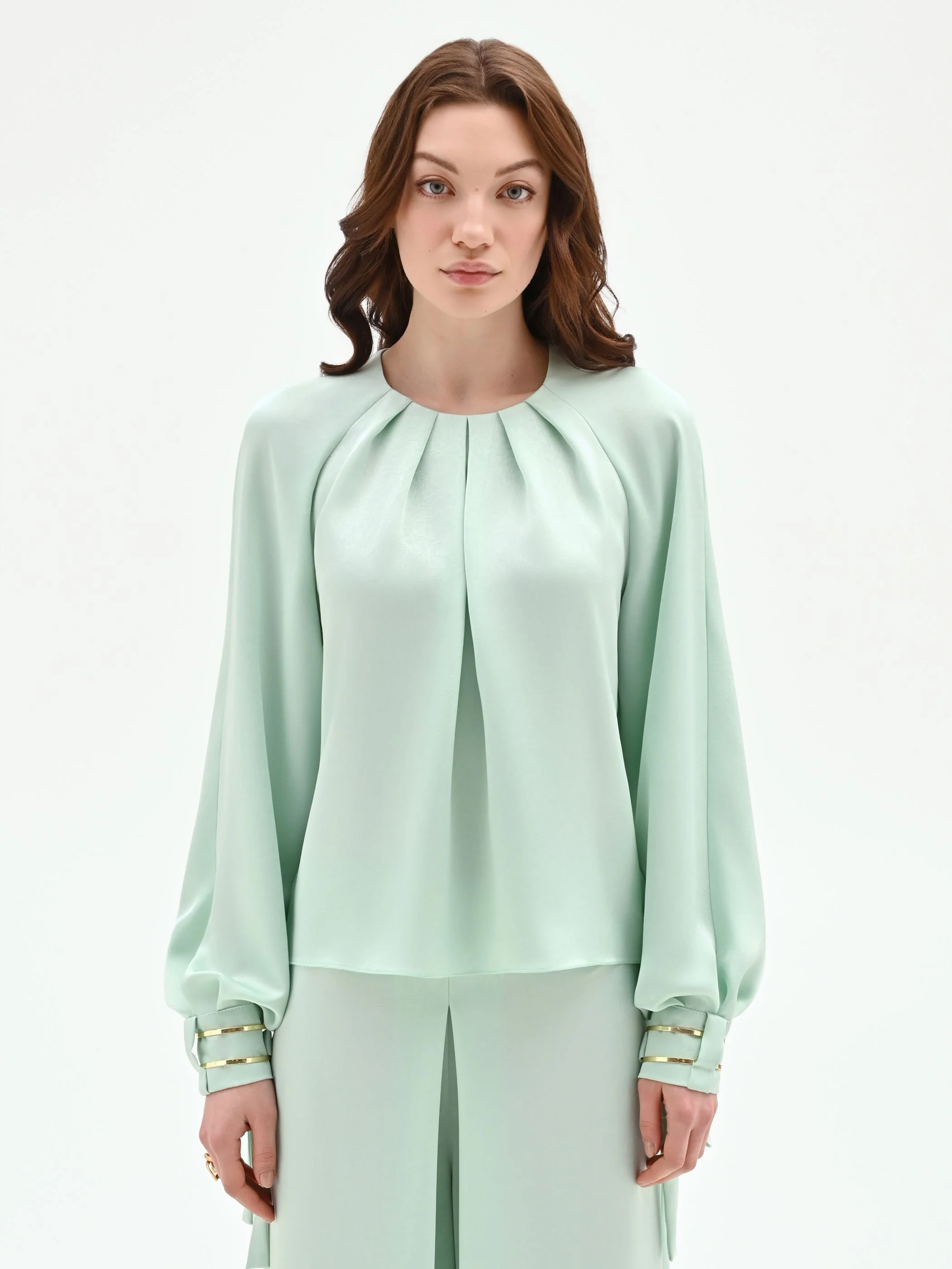 Blusa verde menta con pieghe e polsini alti - Image 3