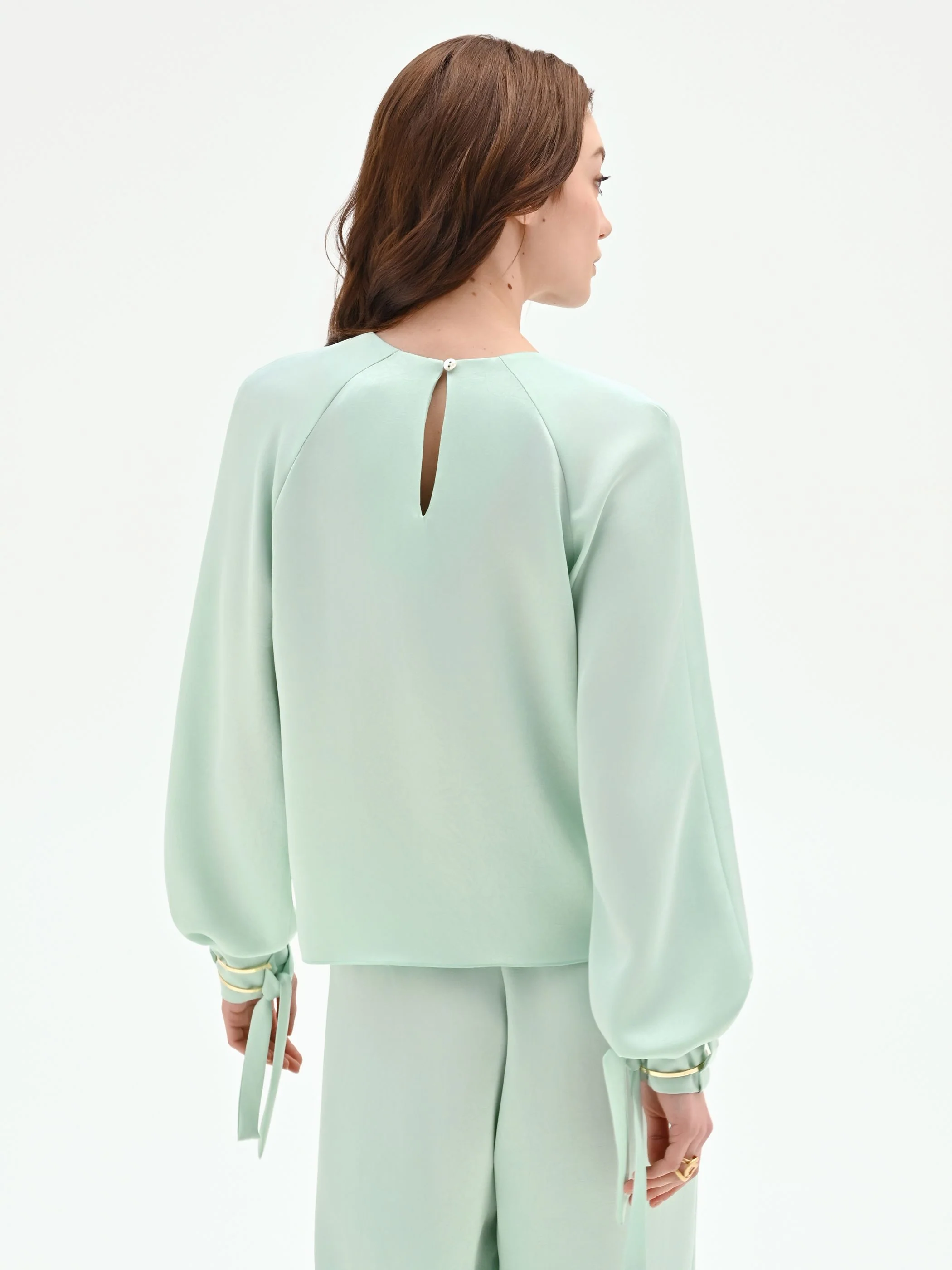 Blusa verde menta con pieghe e polsini alti - Image 4