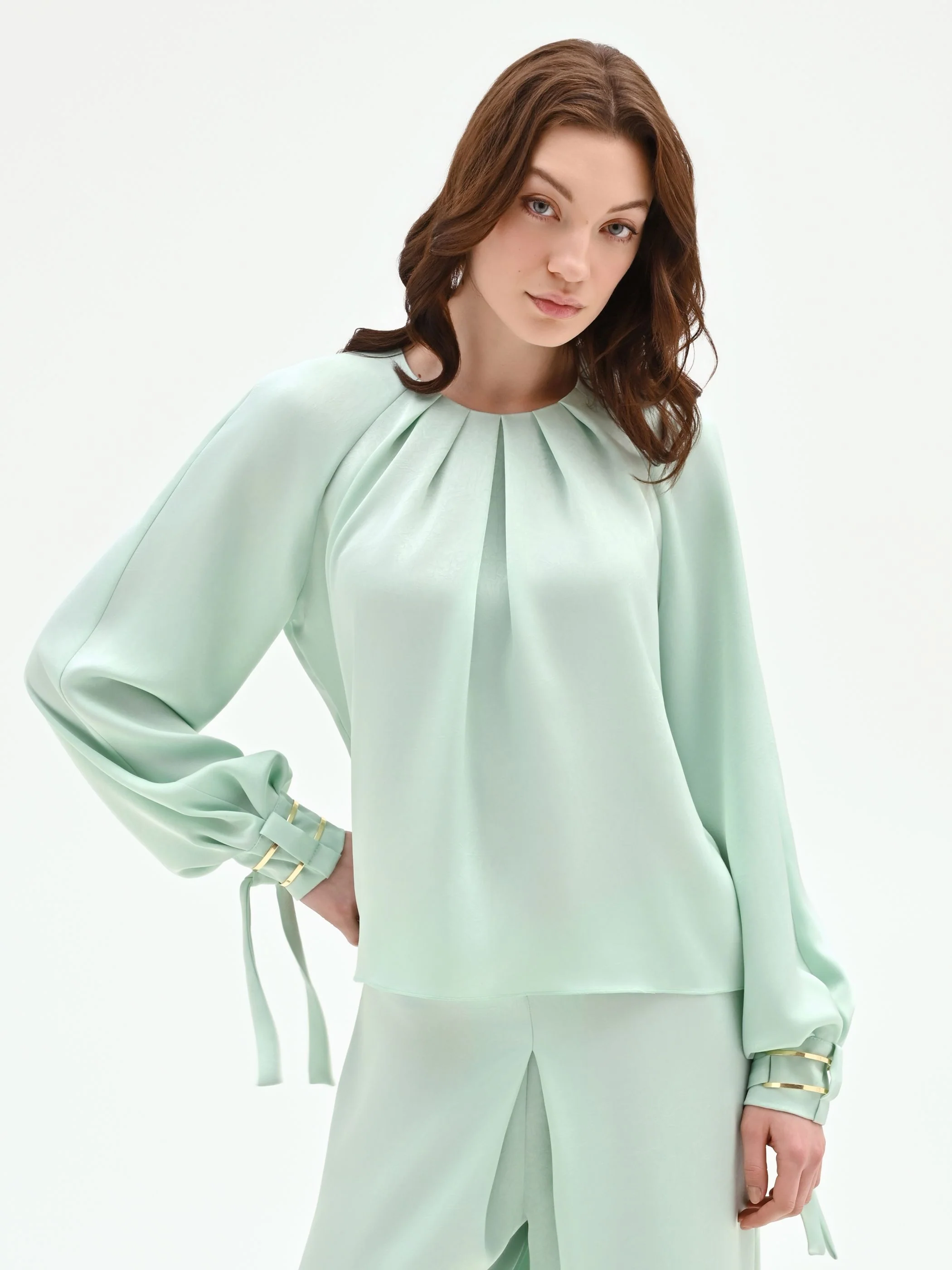 Blusa verde menta con pieghe e polsini alti - Image 5