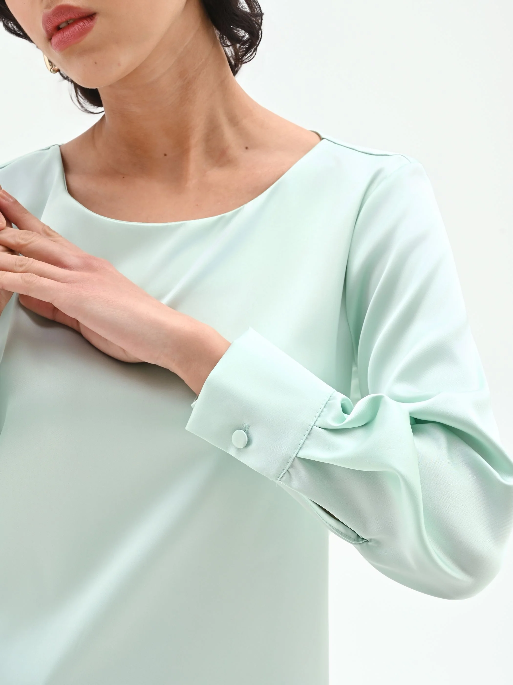 Blusa verde menta dalla linea essenziale - Image 5