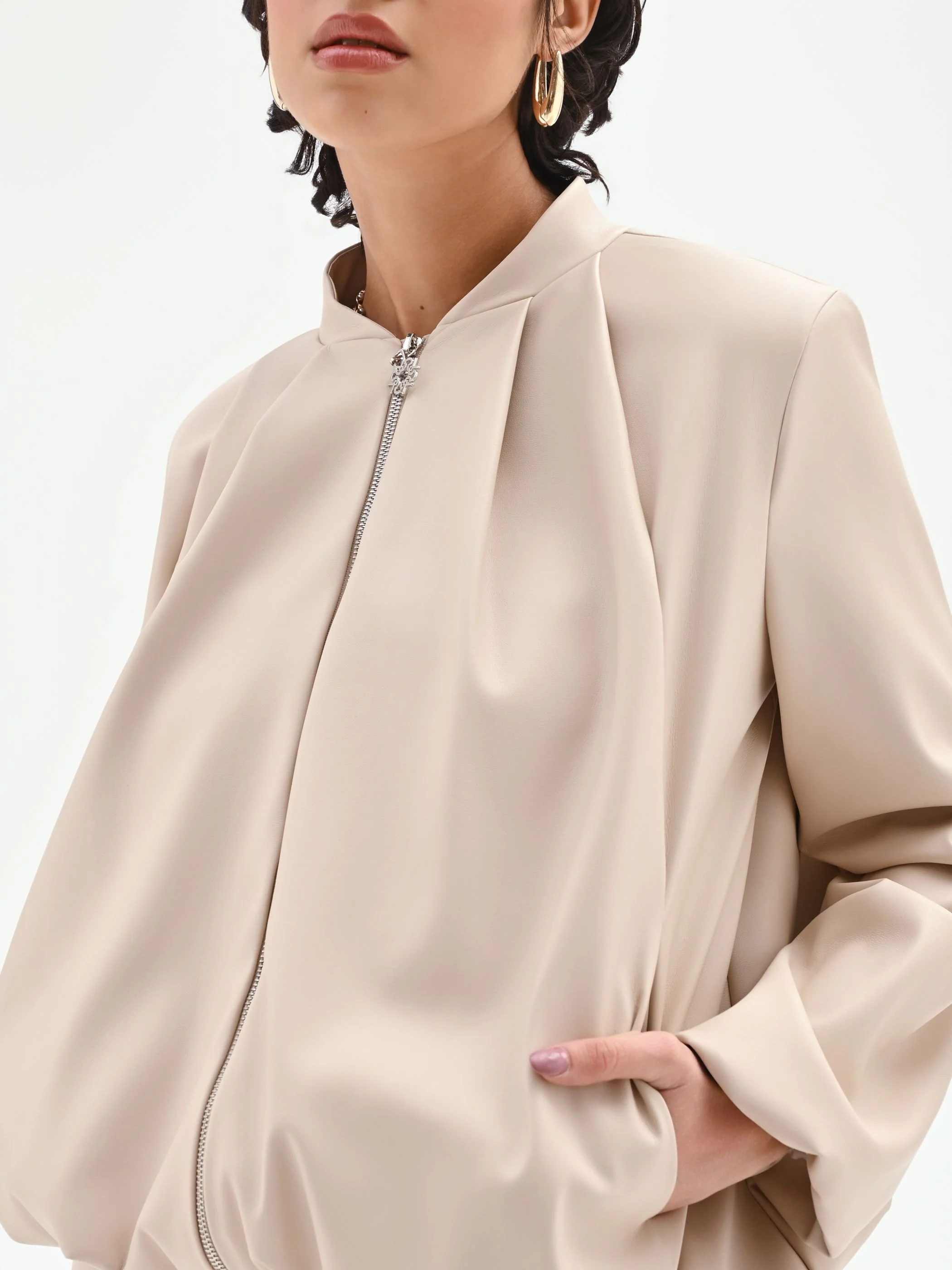 Bomber in similpelle tortora beige con maniche a palloncino - Image 4