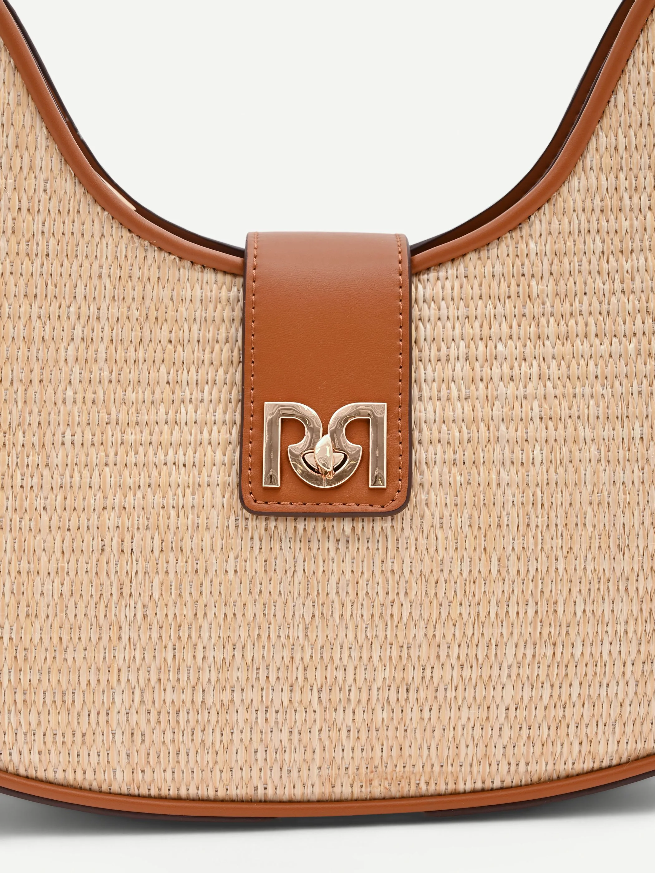 Borsa a sella beige effetto raffia - Image 4