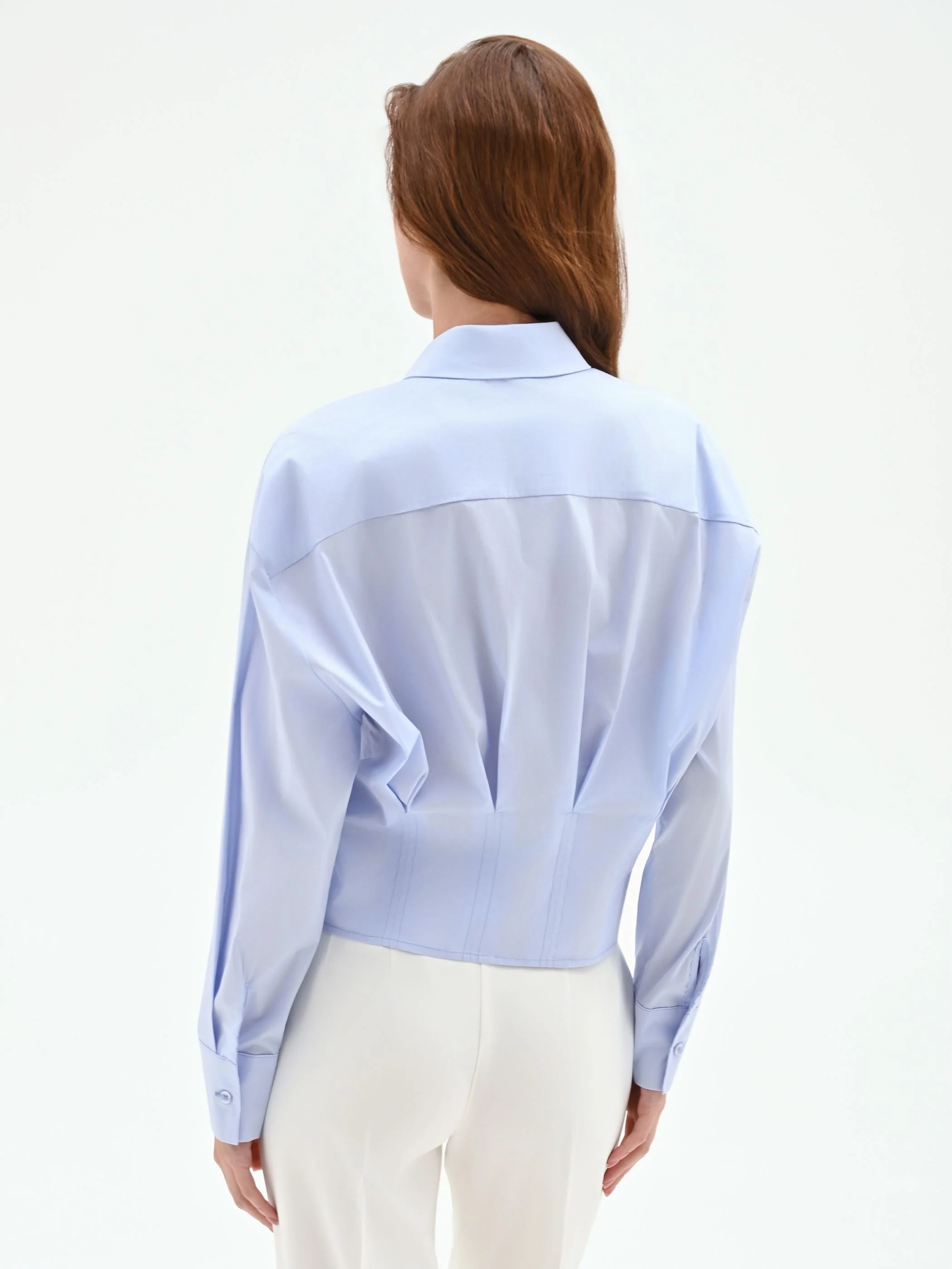 Camicia azzurra in cotone con pieghe cucite - Image 2