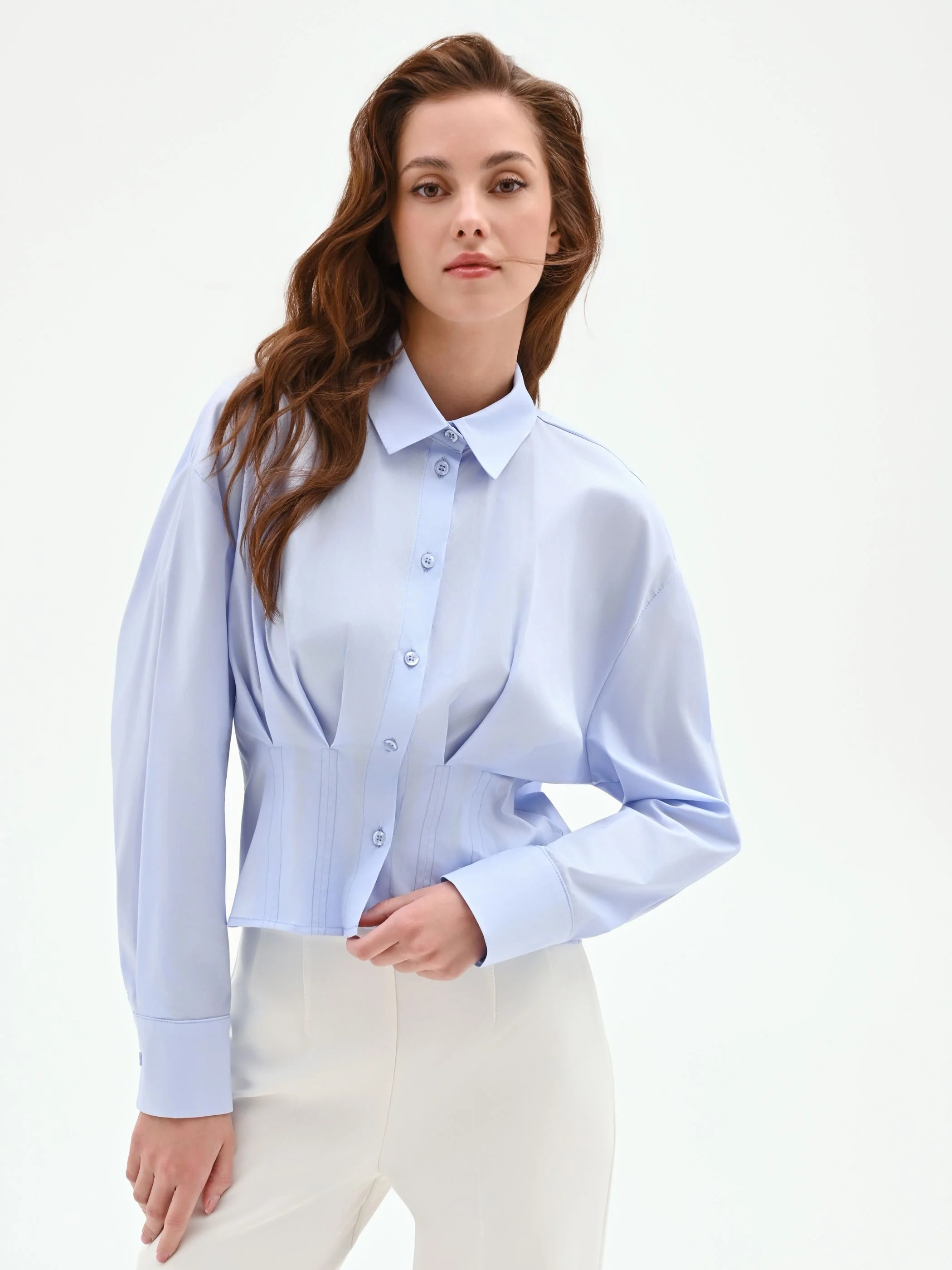 Camicia azzurra in cotone con pieghe cucite - Image 4