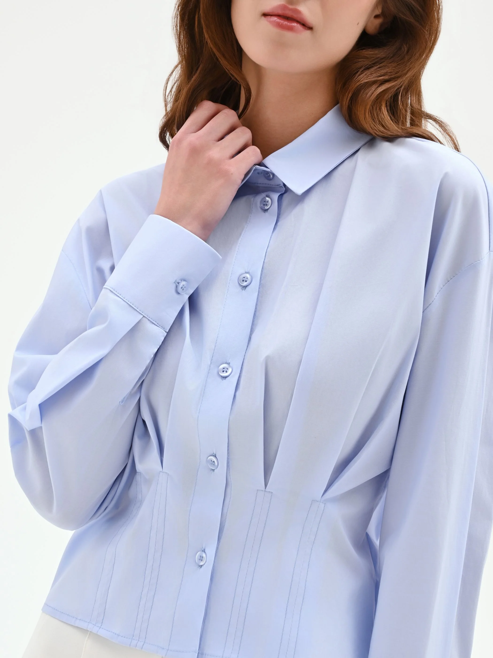 Camicia azzurra in cotone con pieghe cucite - Image 5