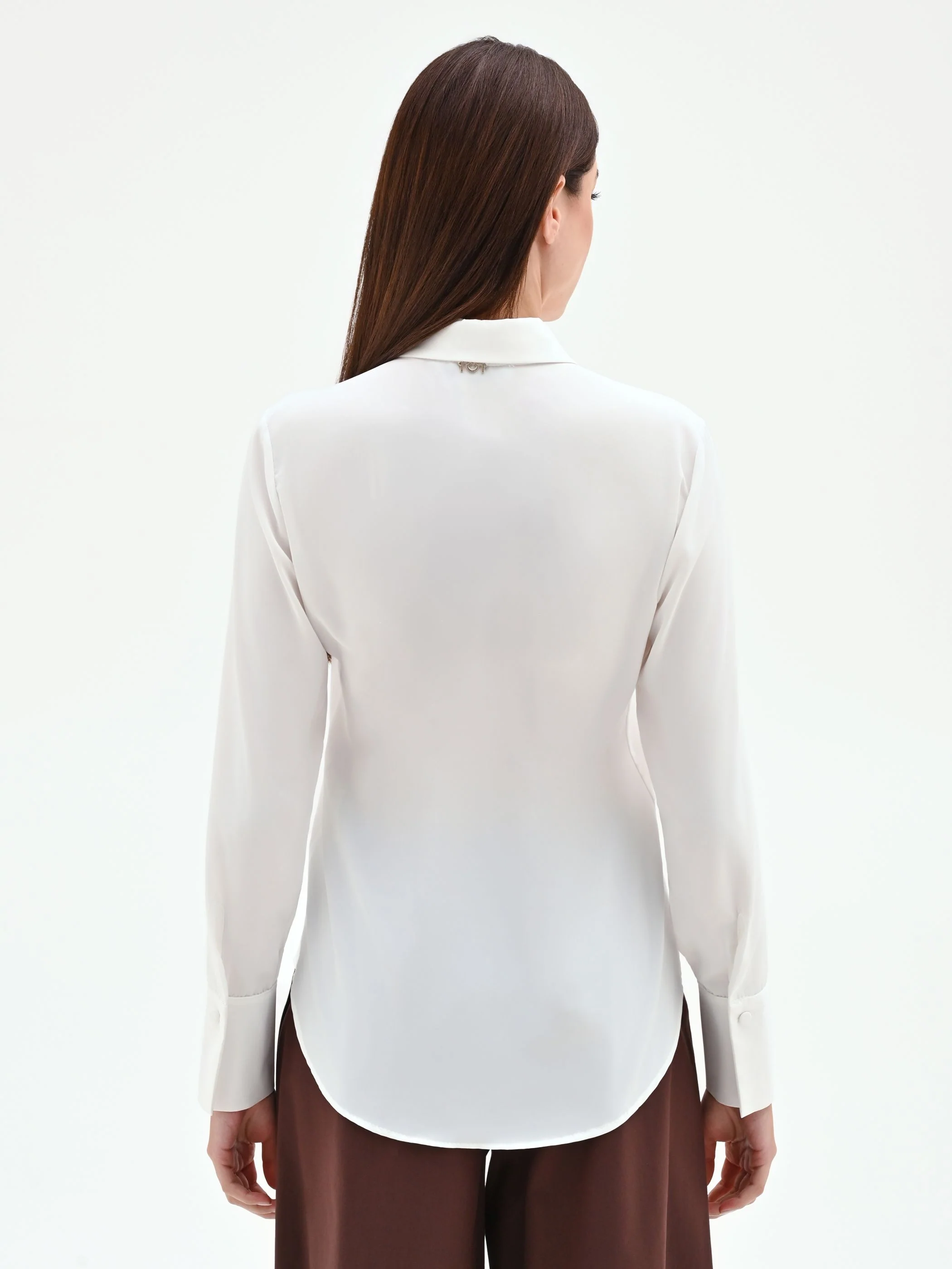 Camicia bianca con bottoni ricoperti - Image 4