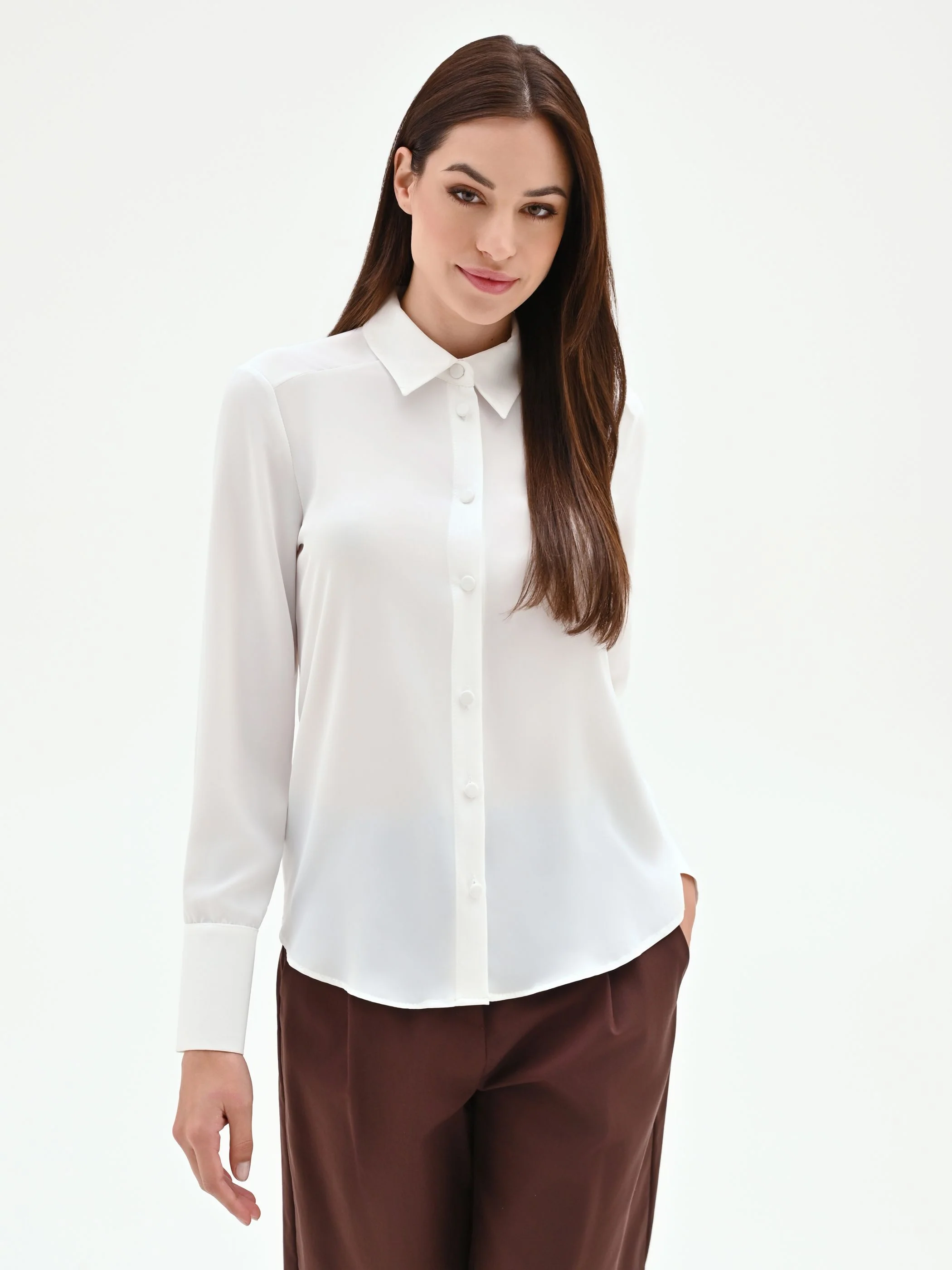 Camicia bianca con bottoni ricoperti - Image 5