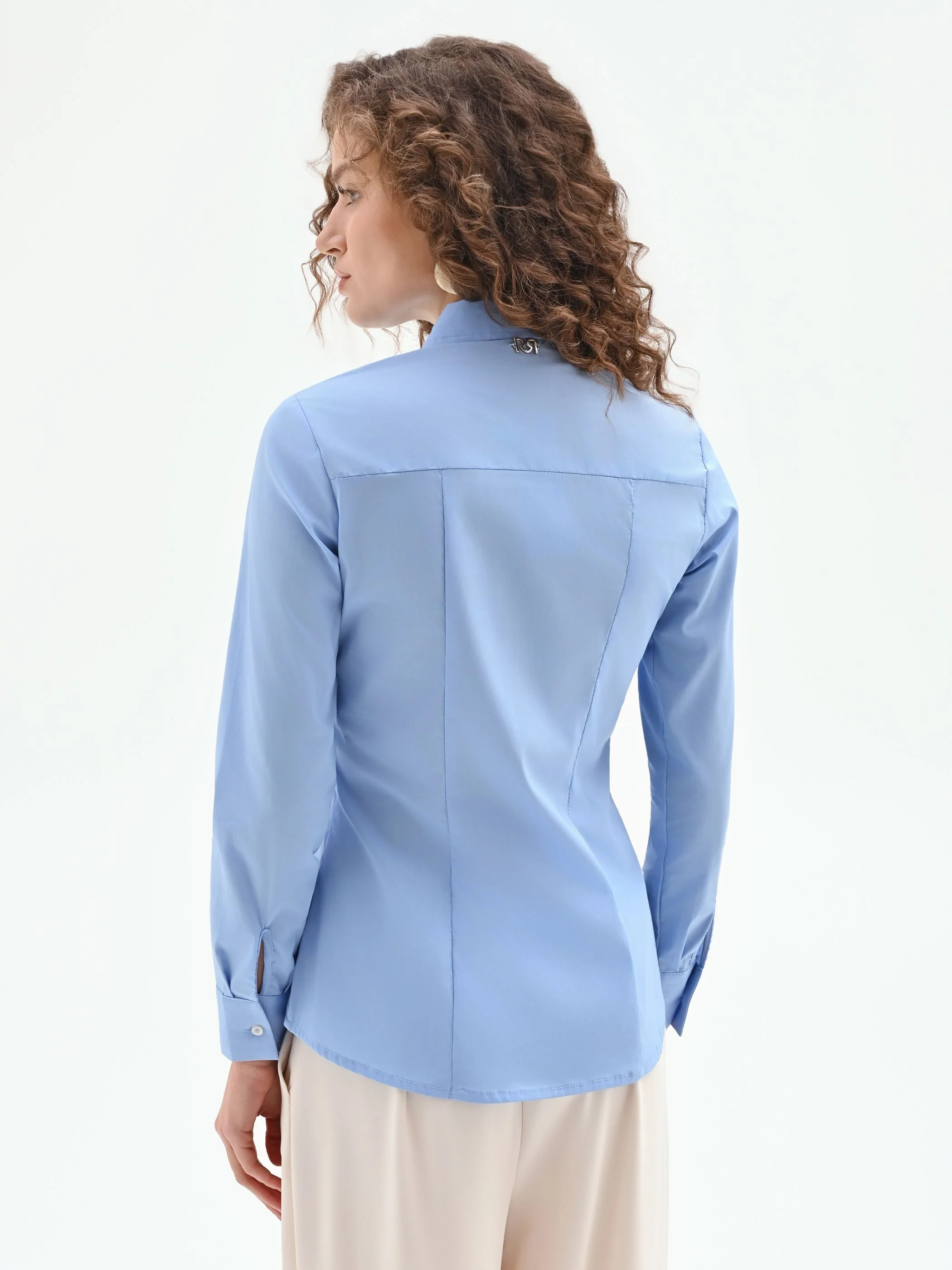 Camicia cielo azzurro dal taglio sciancrato - Image 3