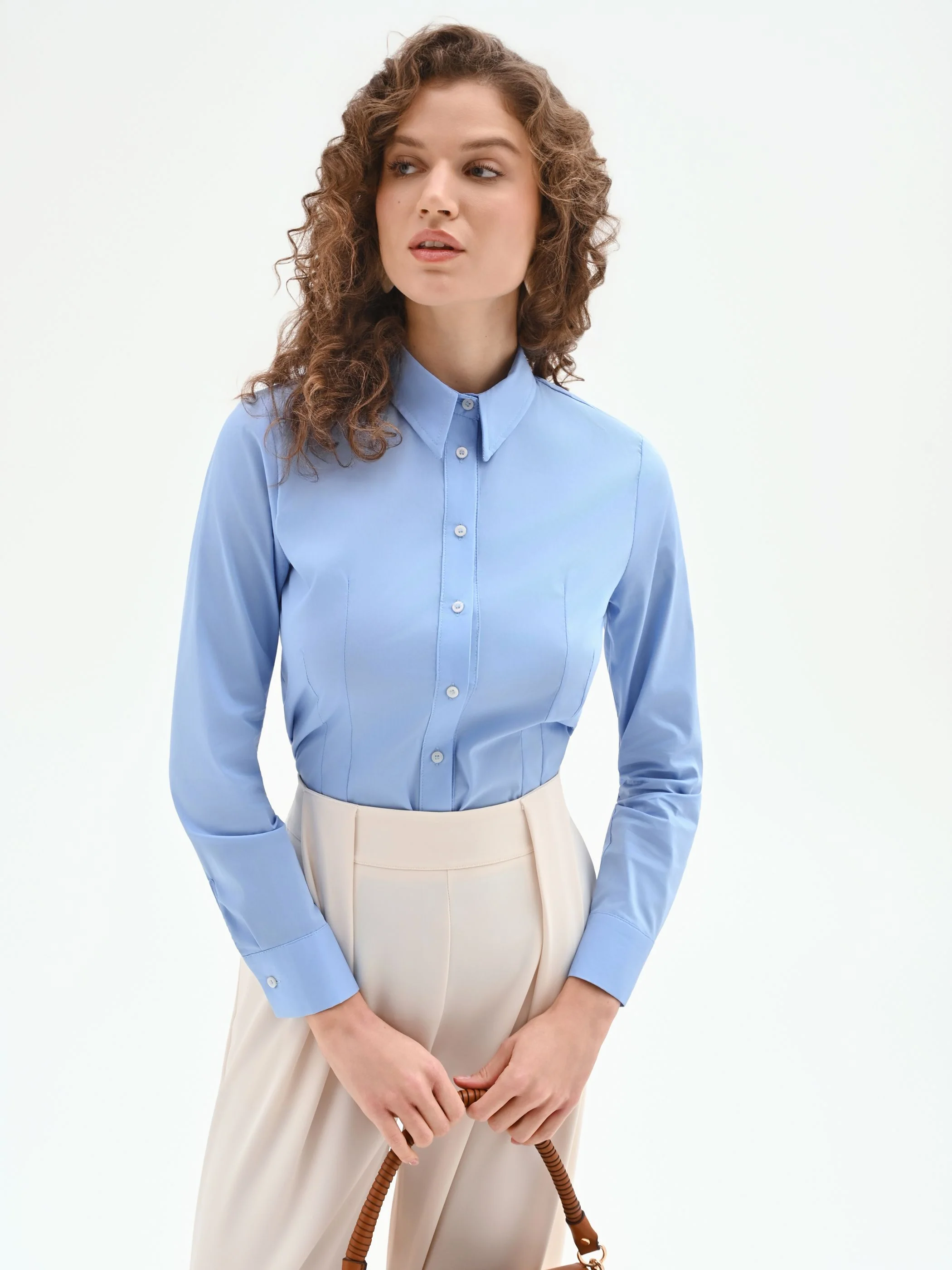 Camicia cielo azzurro dal taglio sciancrato - Image 6