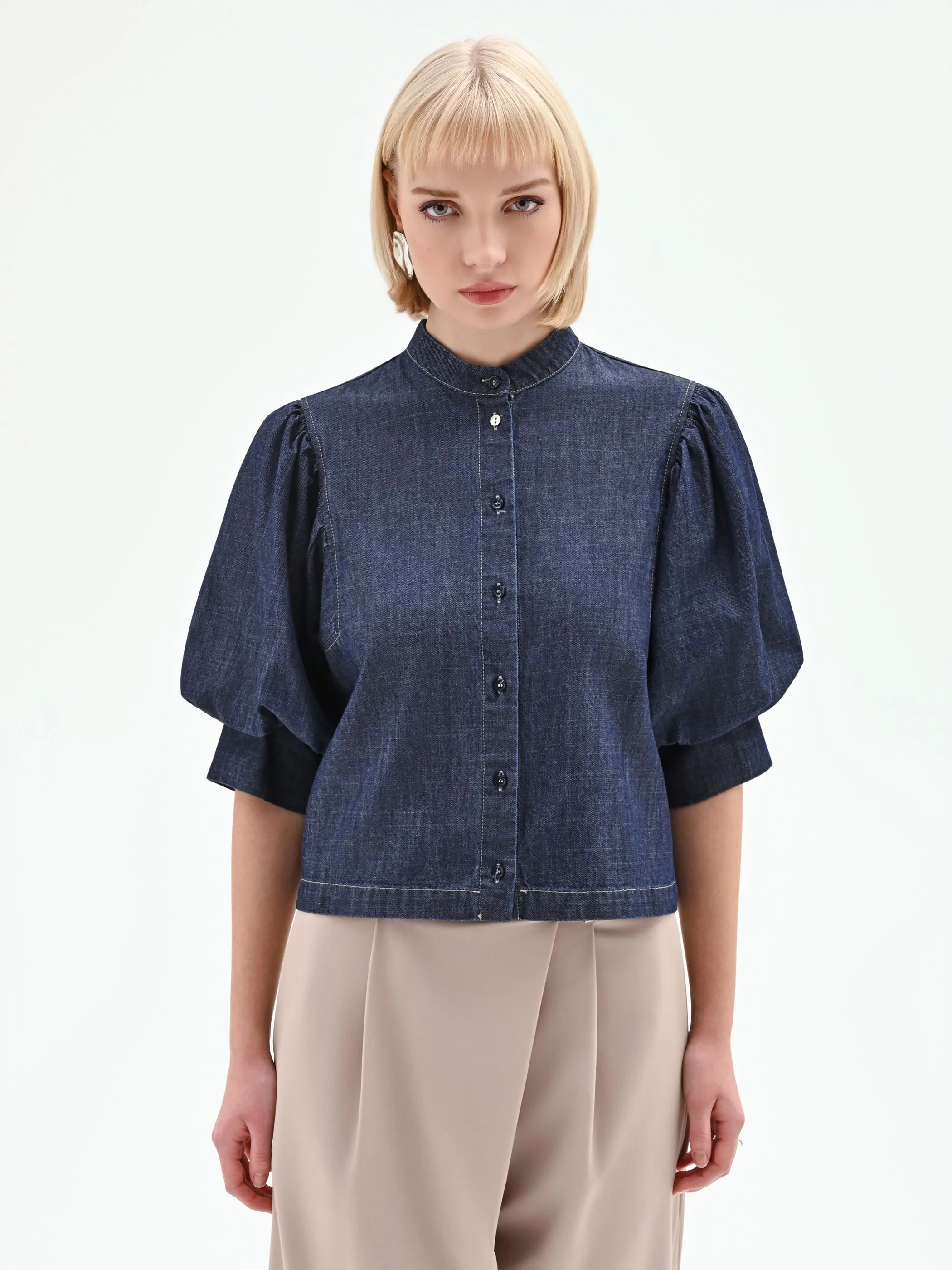 Camicia con maniche a sbuffo in denim blu scuro - Image 2