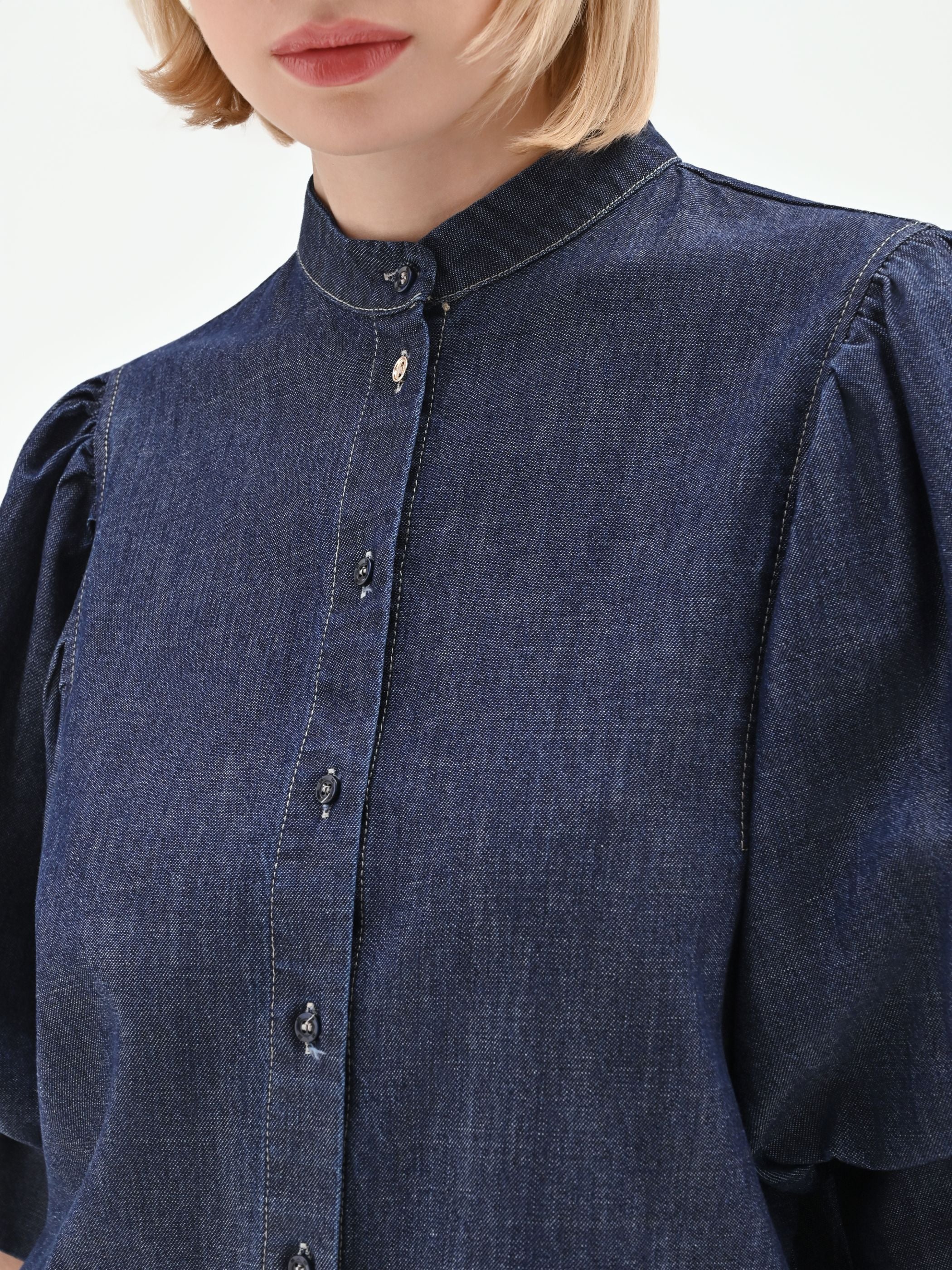 Camicia con maniche a sbuffo in denim blu scuro - Image 4