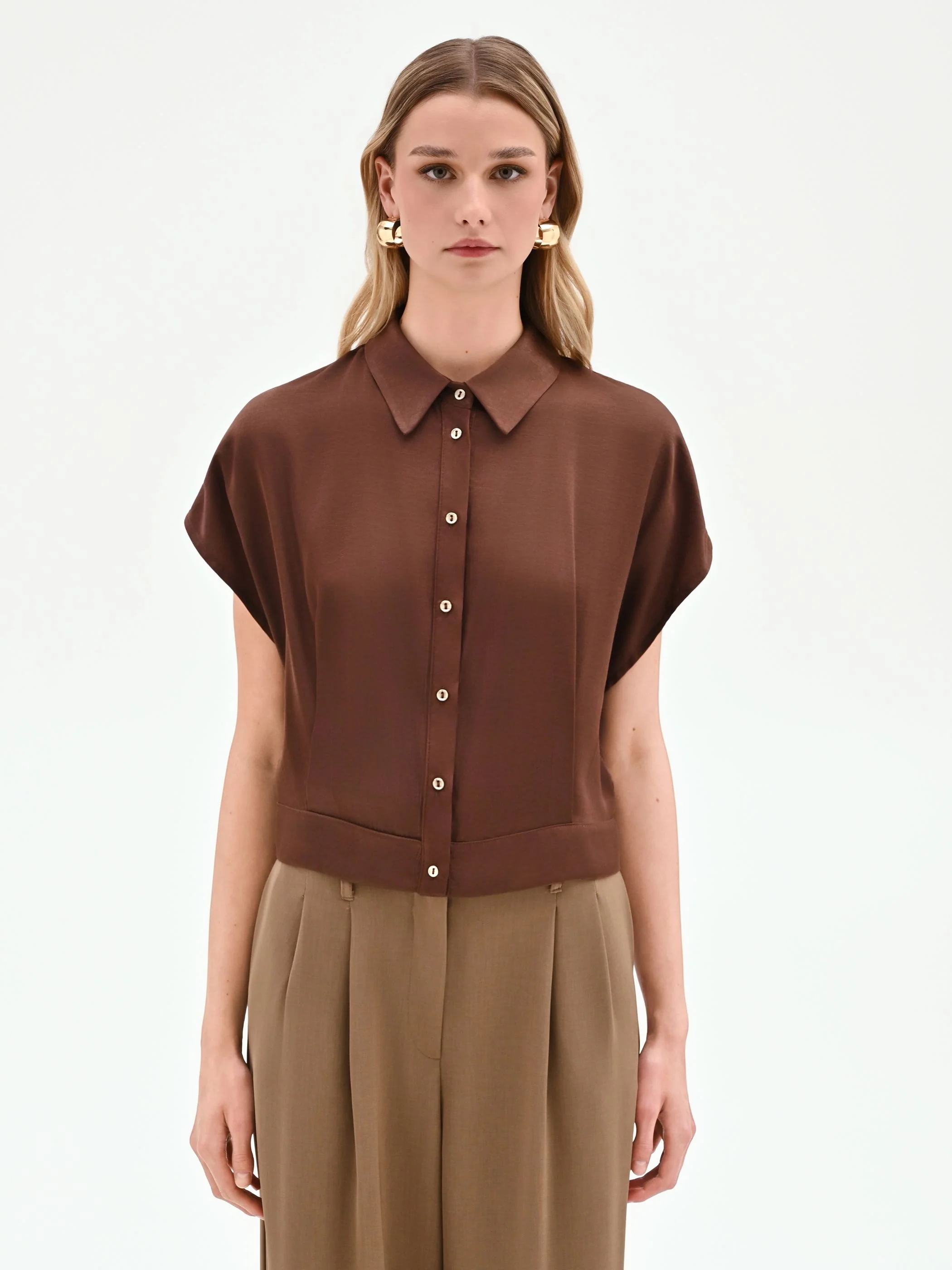 Camicia corta in raso color cioccolato - Image 3