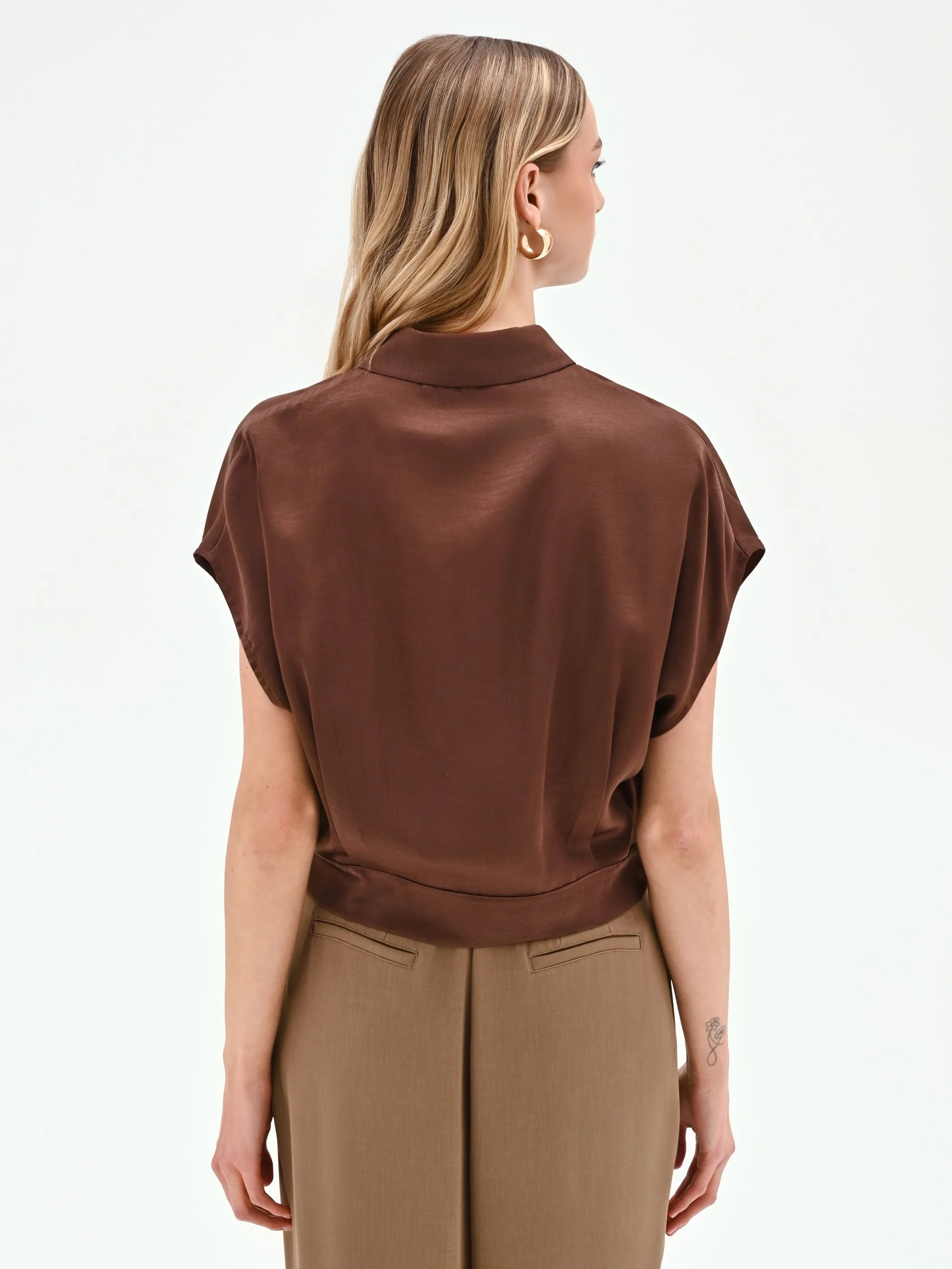 Camicia corta in raso color cioccolato - Image 4