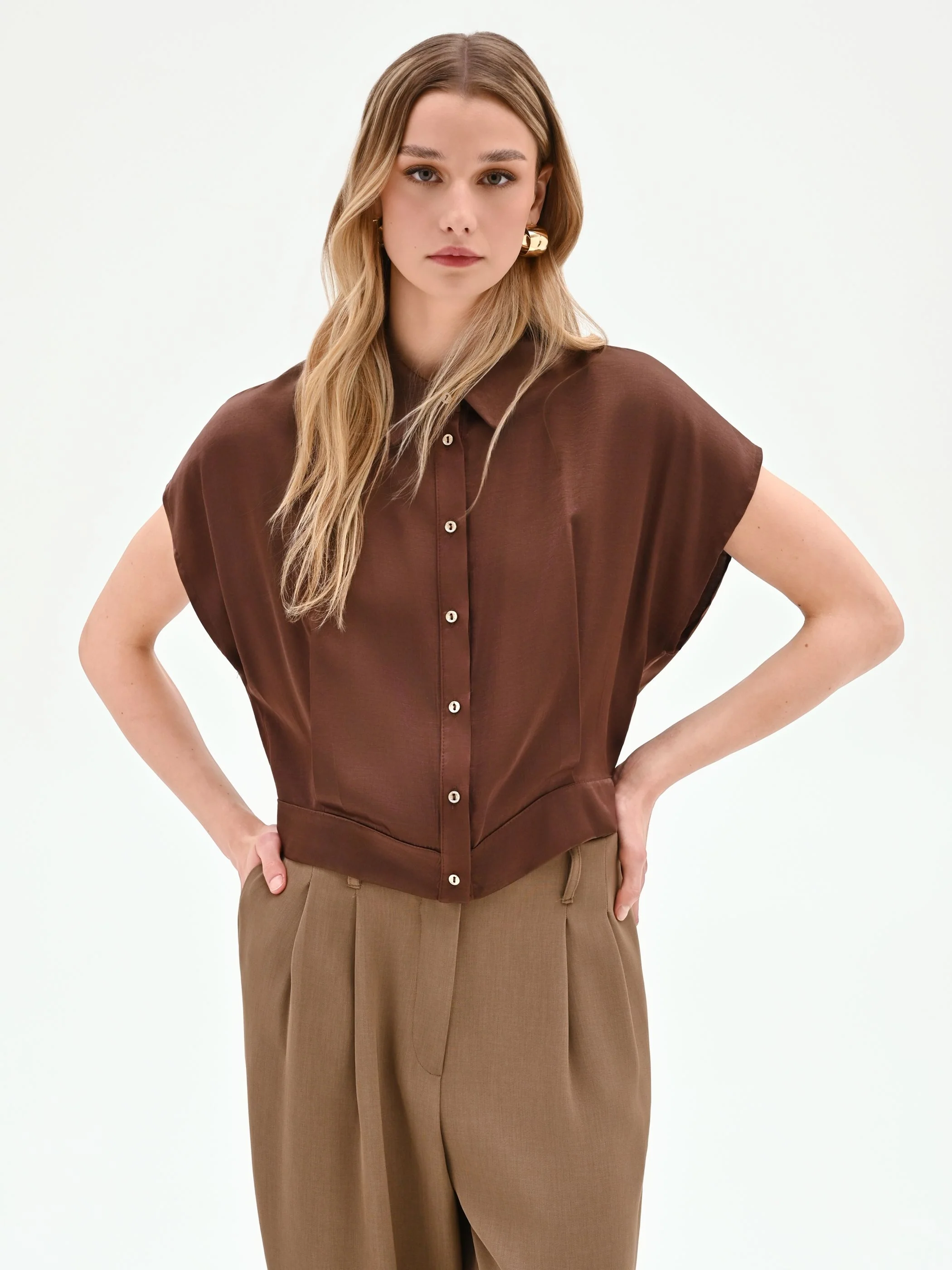 Camicia corta in raso color cioccolato - Image 5