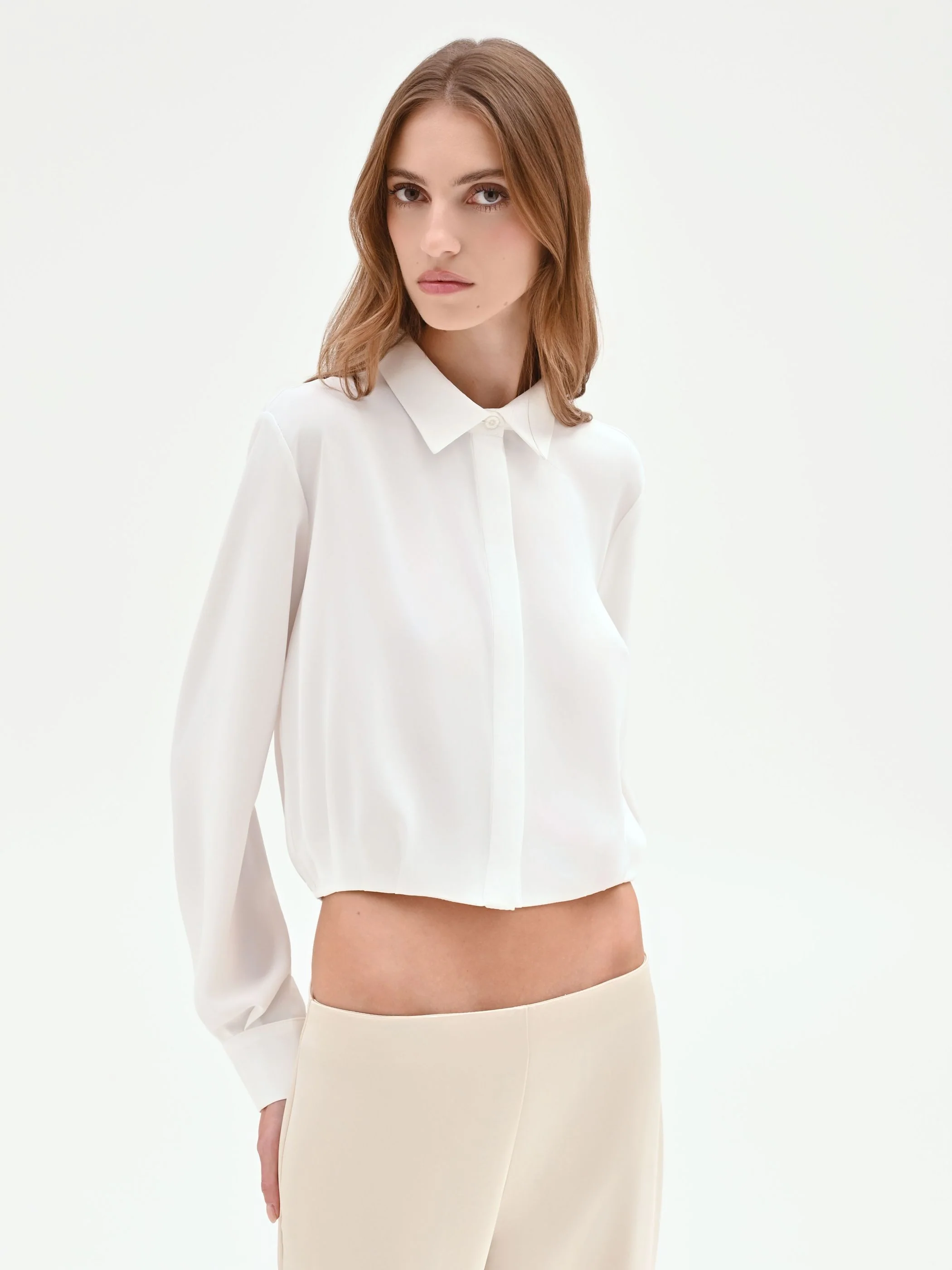 Camicia cropped panna con fondo elastico - Image 4