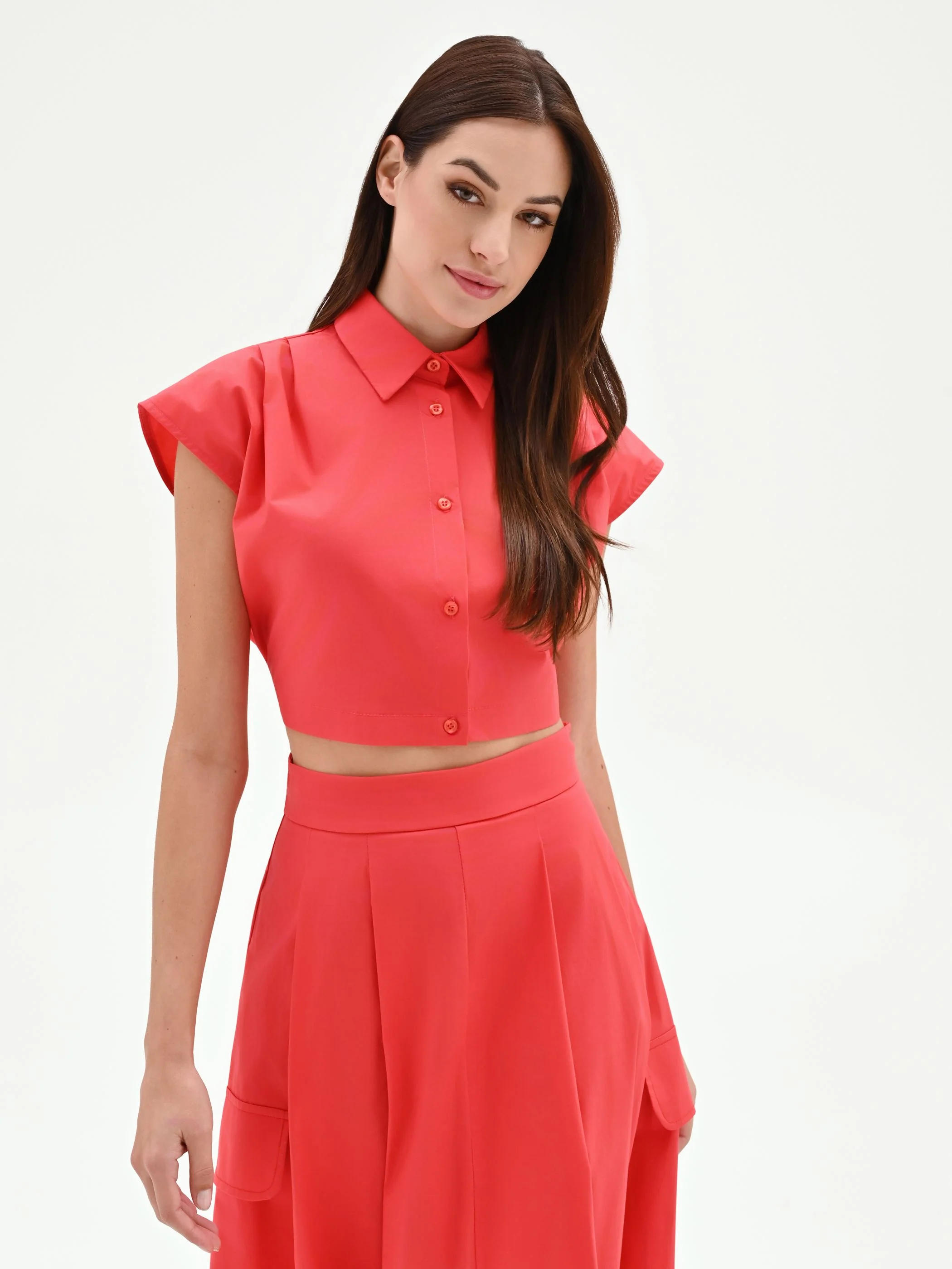 Camicia cropped rosso fragola in tela di cotone - Image 4
