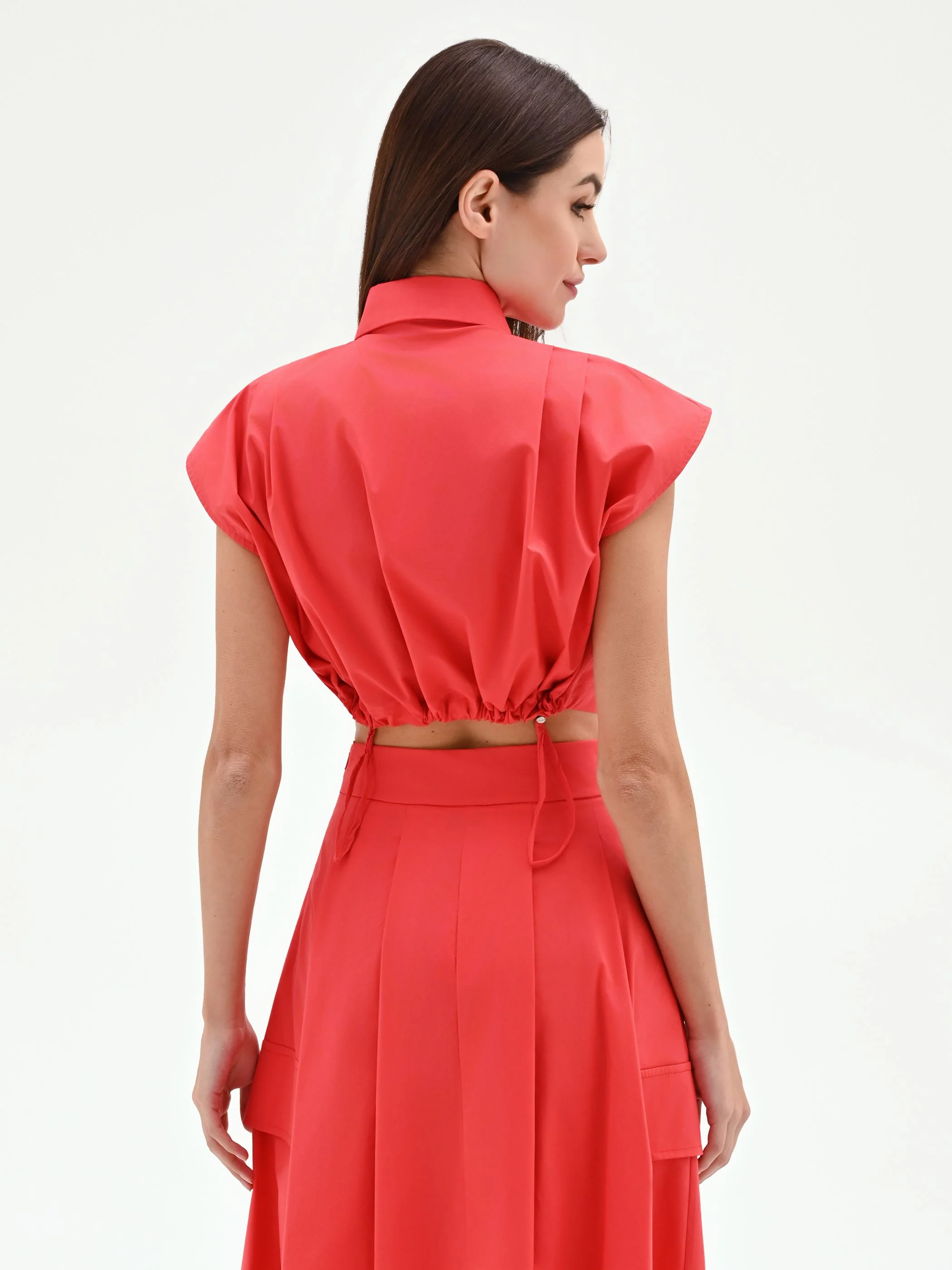 Camicia cropped rosso fragola in tela di cotone - Image 5