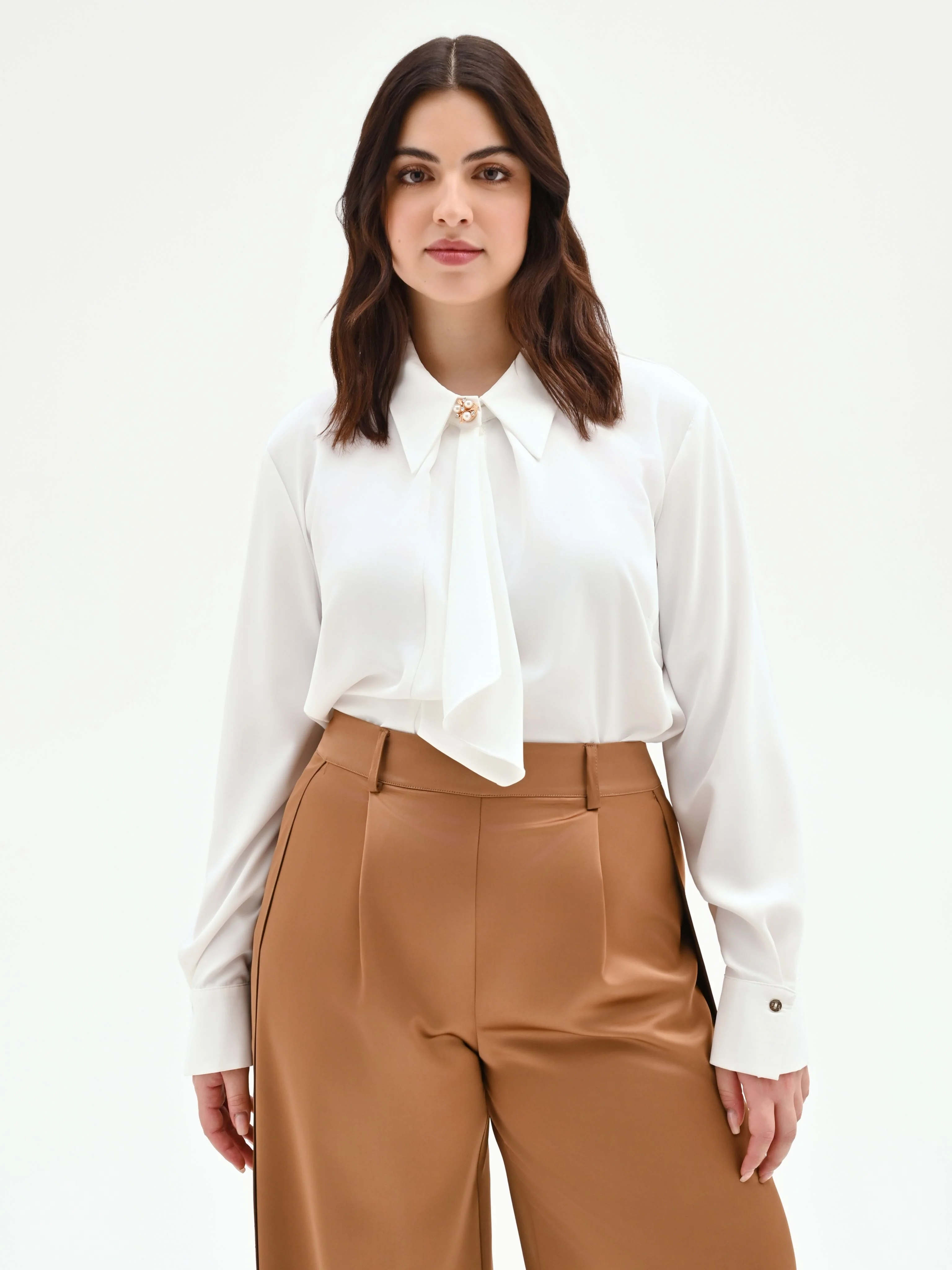 Camicia curvy panna bianco con foulard e spilla gioiello - Image 4