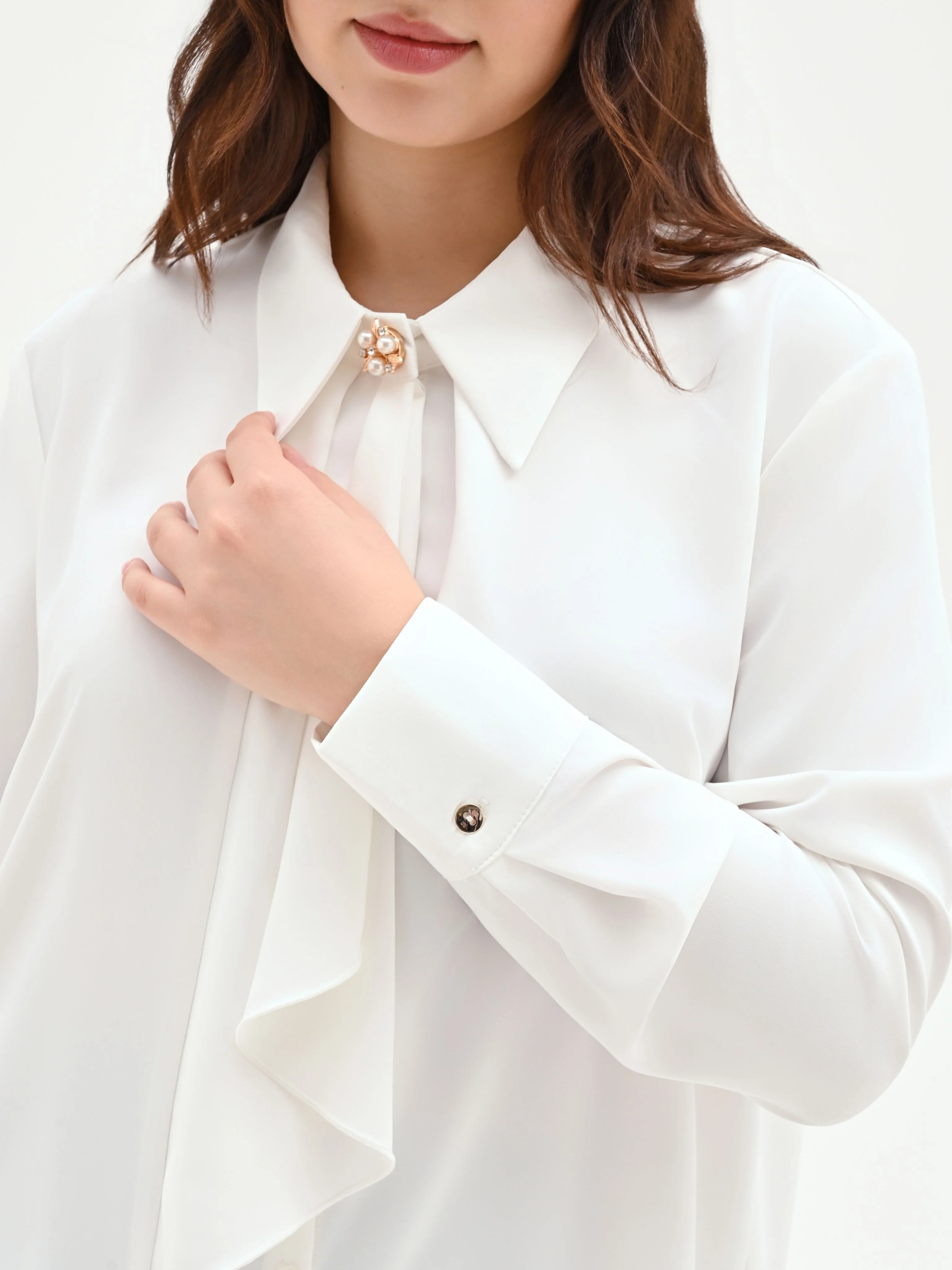 Camicia curvy panna bianco con foulard e spilla gioiello - Image 5