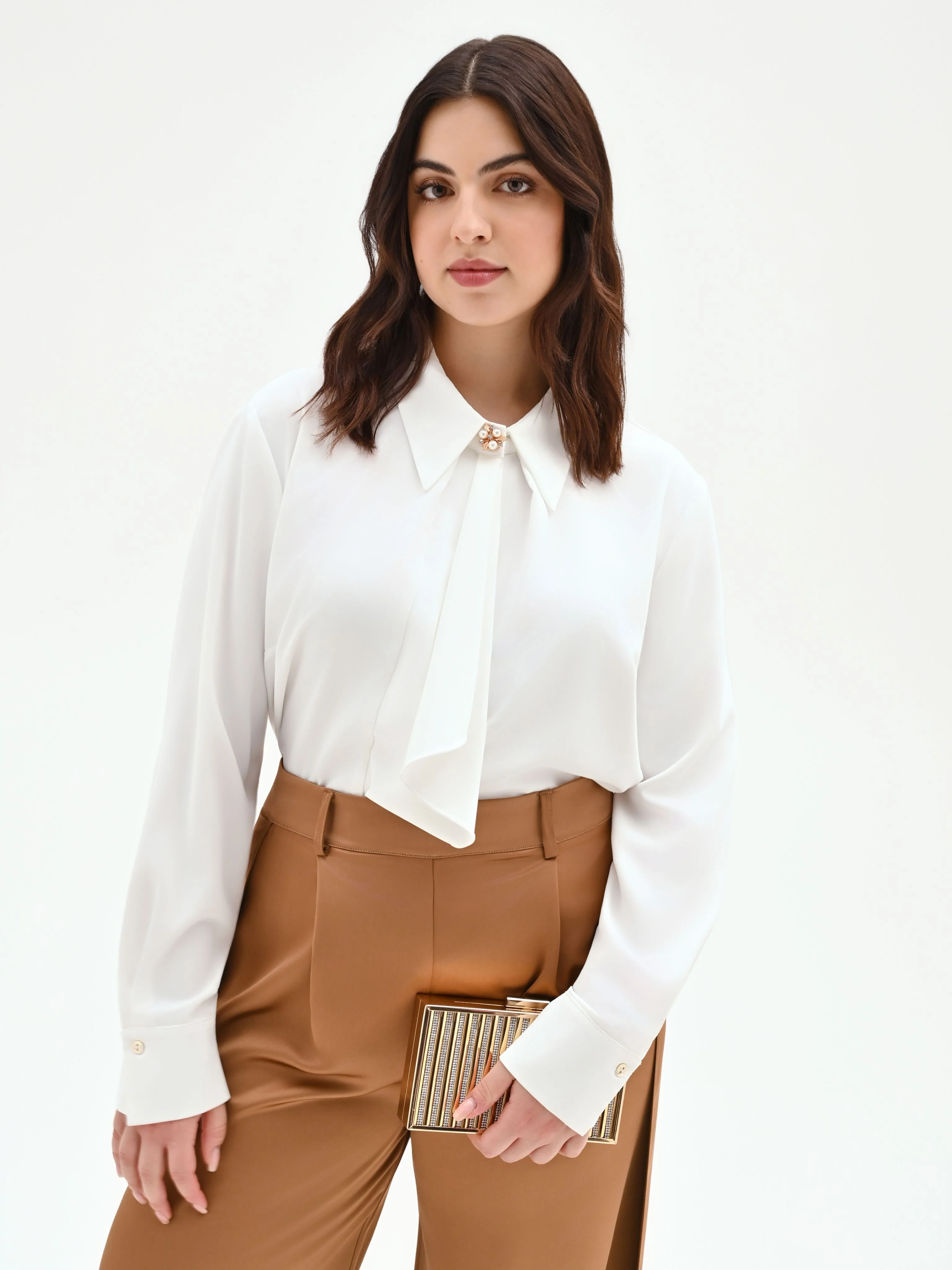 Camicia curvy panna bianco con foulard e spilla gioiello - Image 6