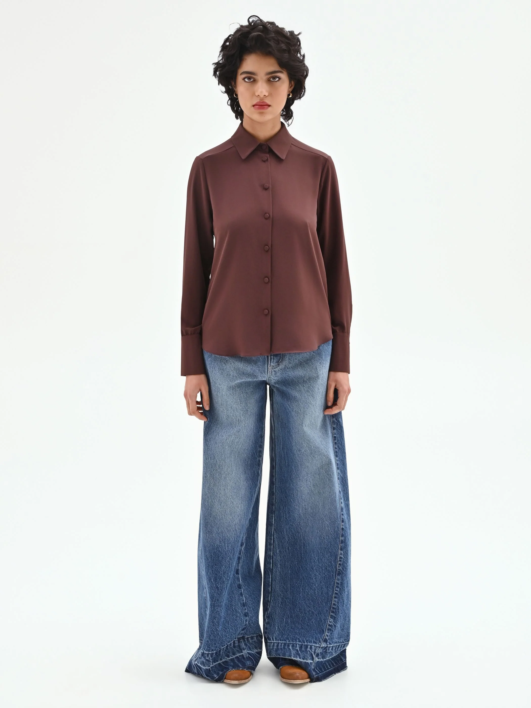 Camicia marrone con bottoncini ricoperti - Image 2