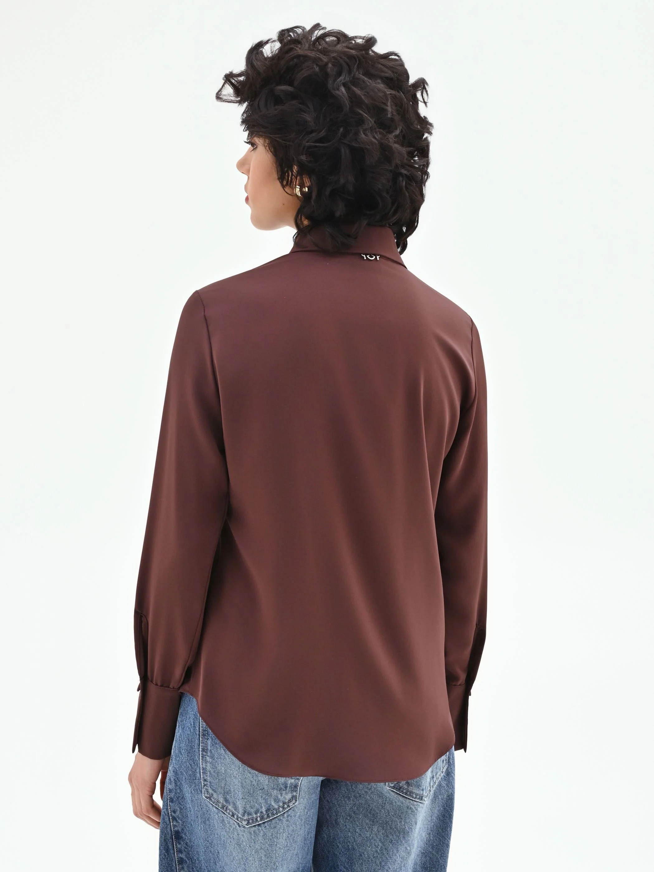 Camicia marrone con bottoncini ricoperti - Image 3