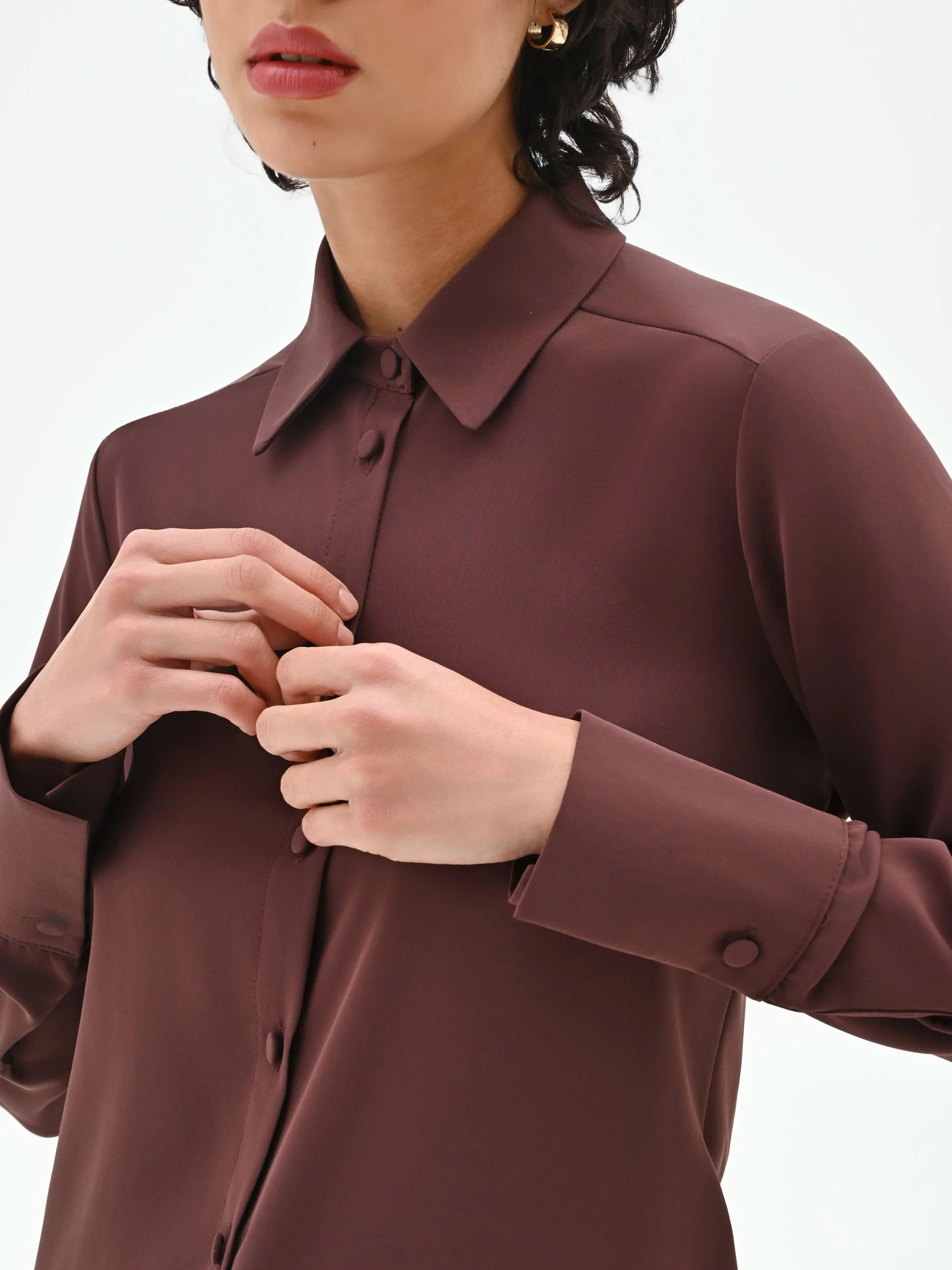Camicia marrone con bottoncini ricoperti - Image 4