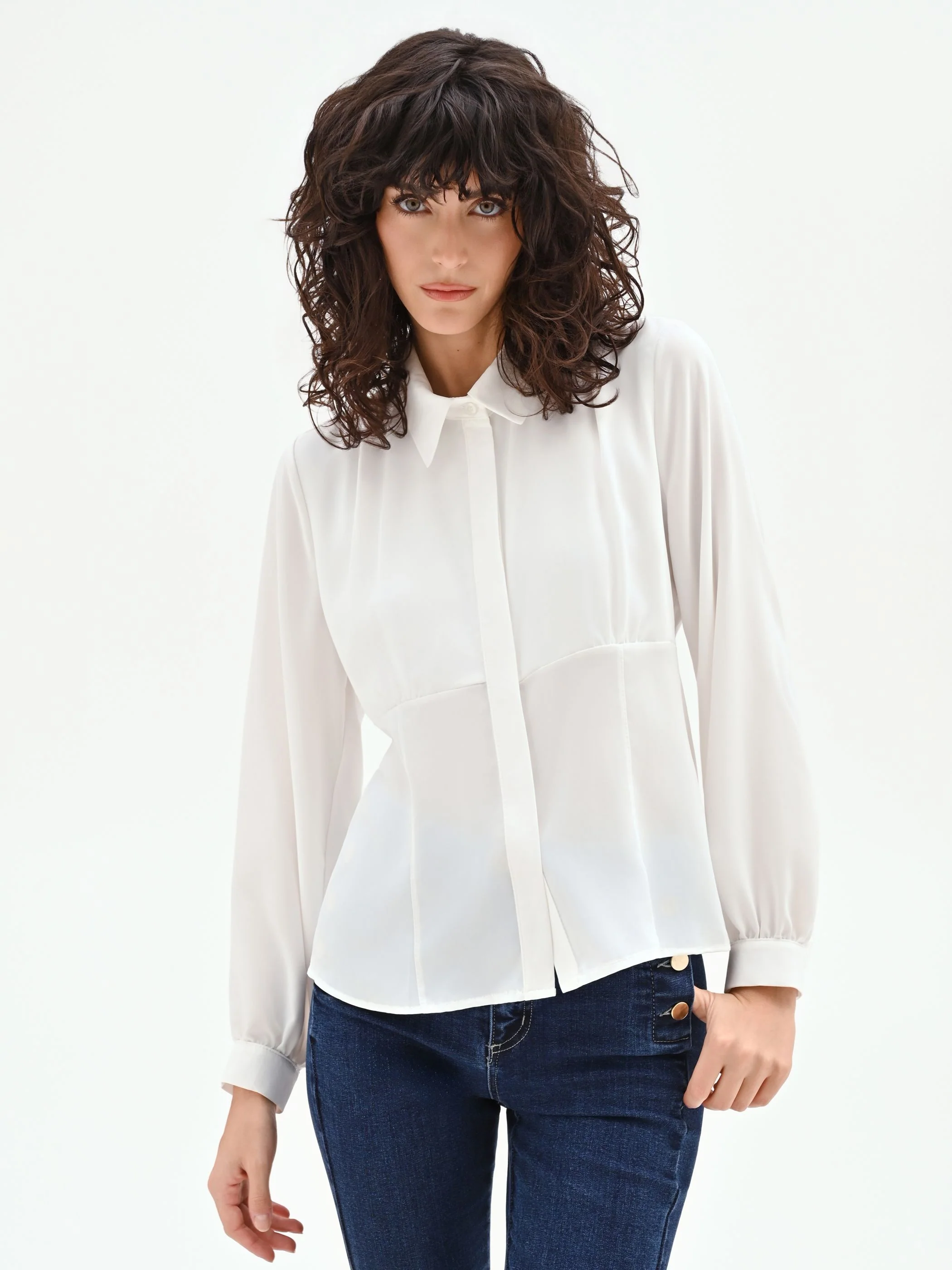 Camicia panna in raso con silhouette sagomata - Image 3