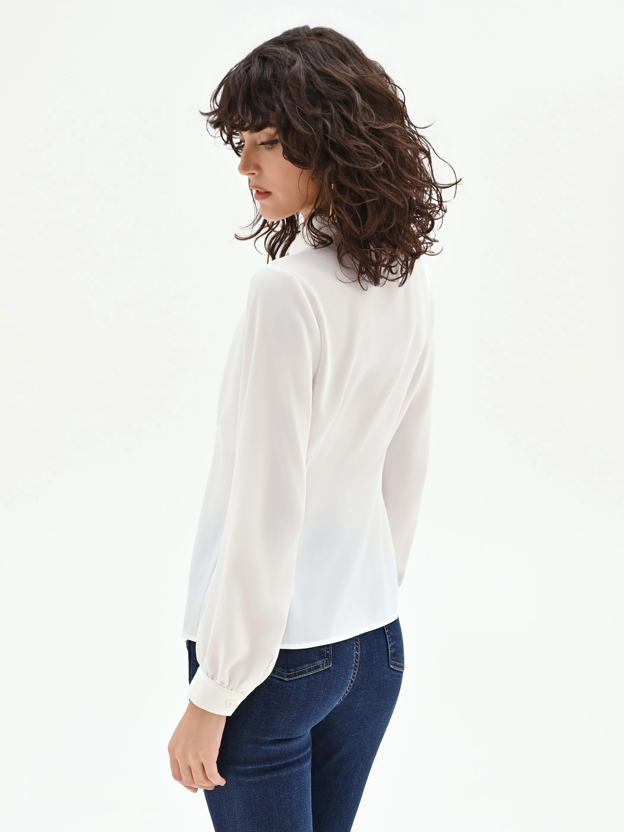 Camicia panna in raso con silhouette sagomata - Image 5