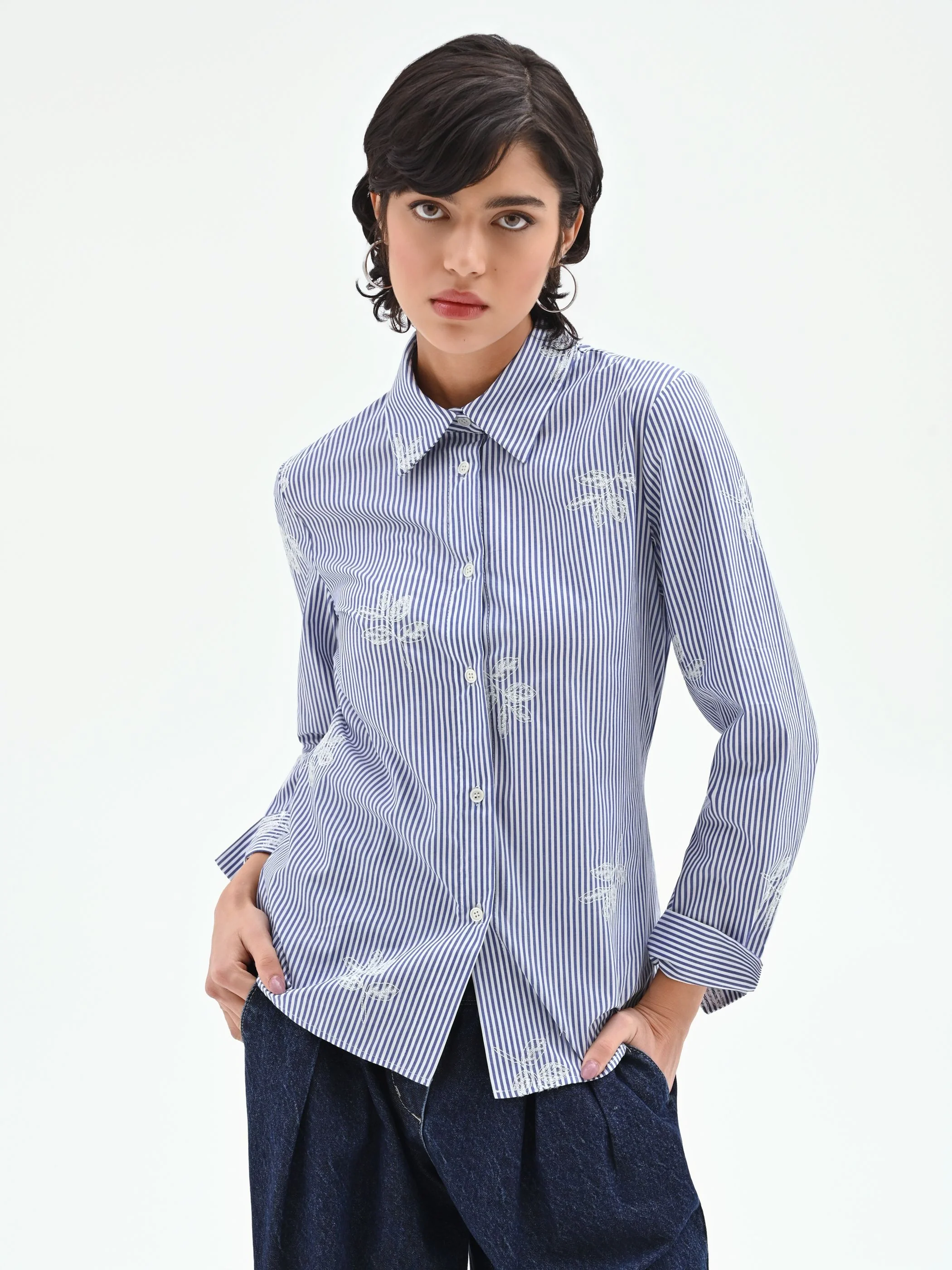 Camicia popeline a righe blu con ricami - Image 3