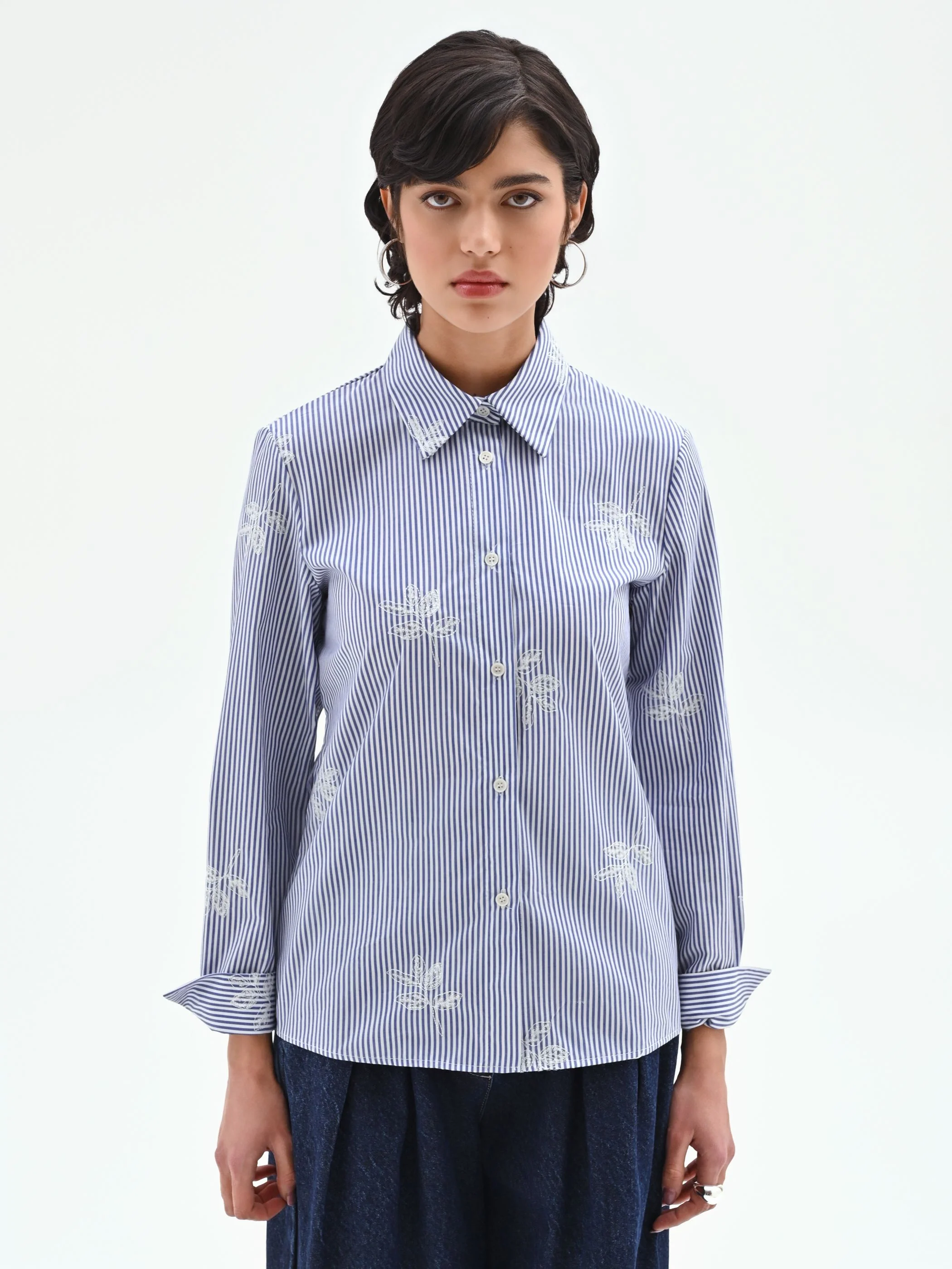 Camicia popeline a righe blu con ricami - Image 4