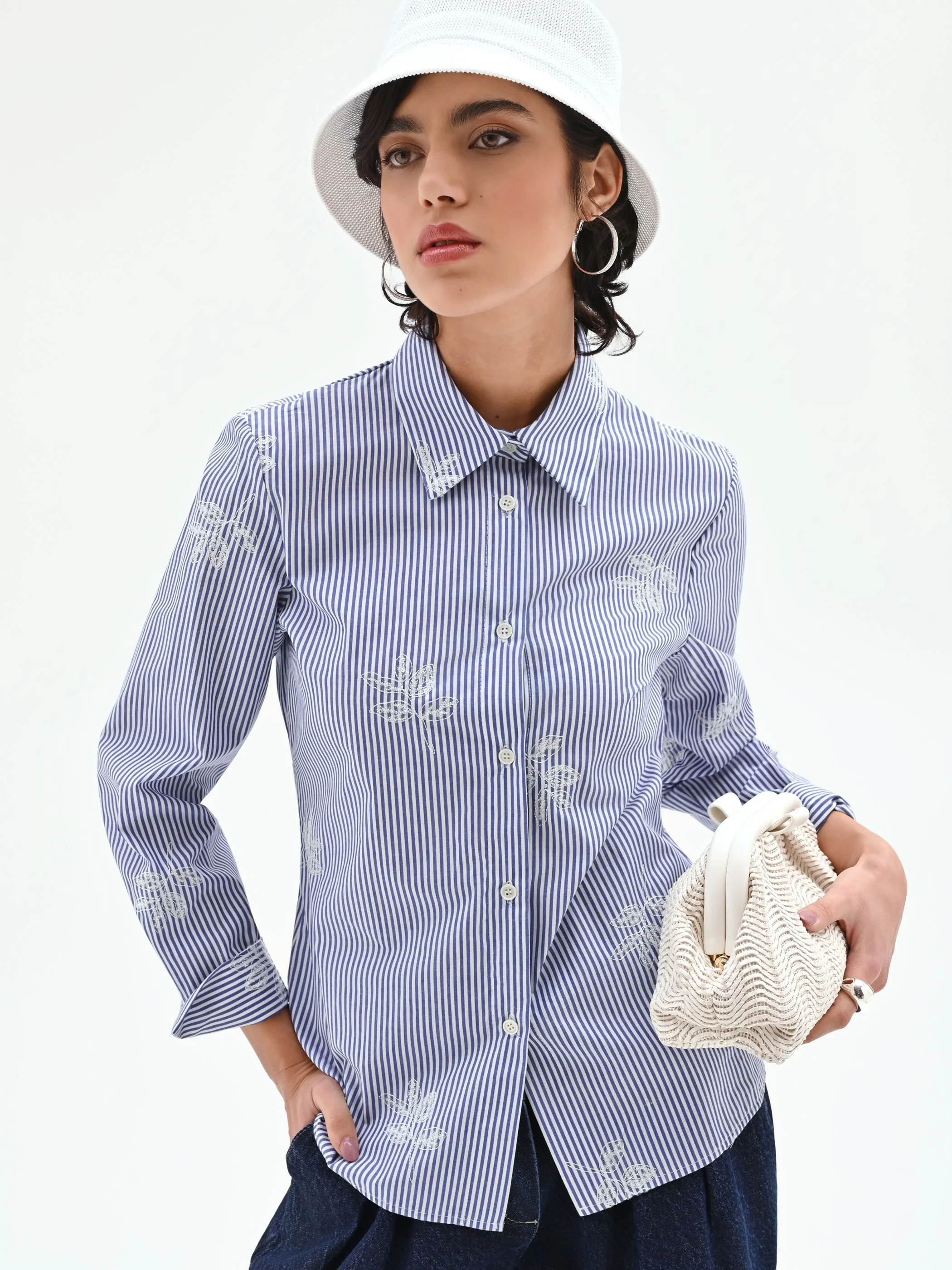 Camicia popeline a righe blu con ricami - Image 7