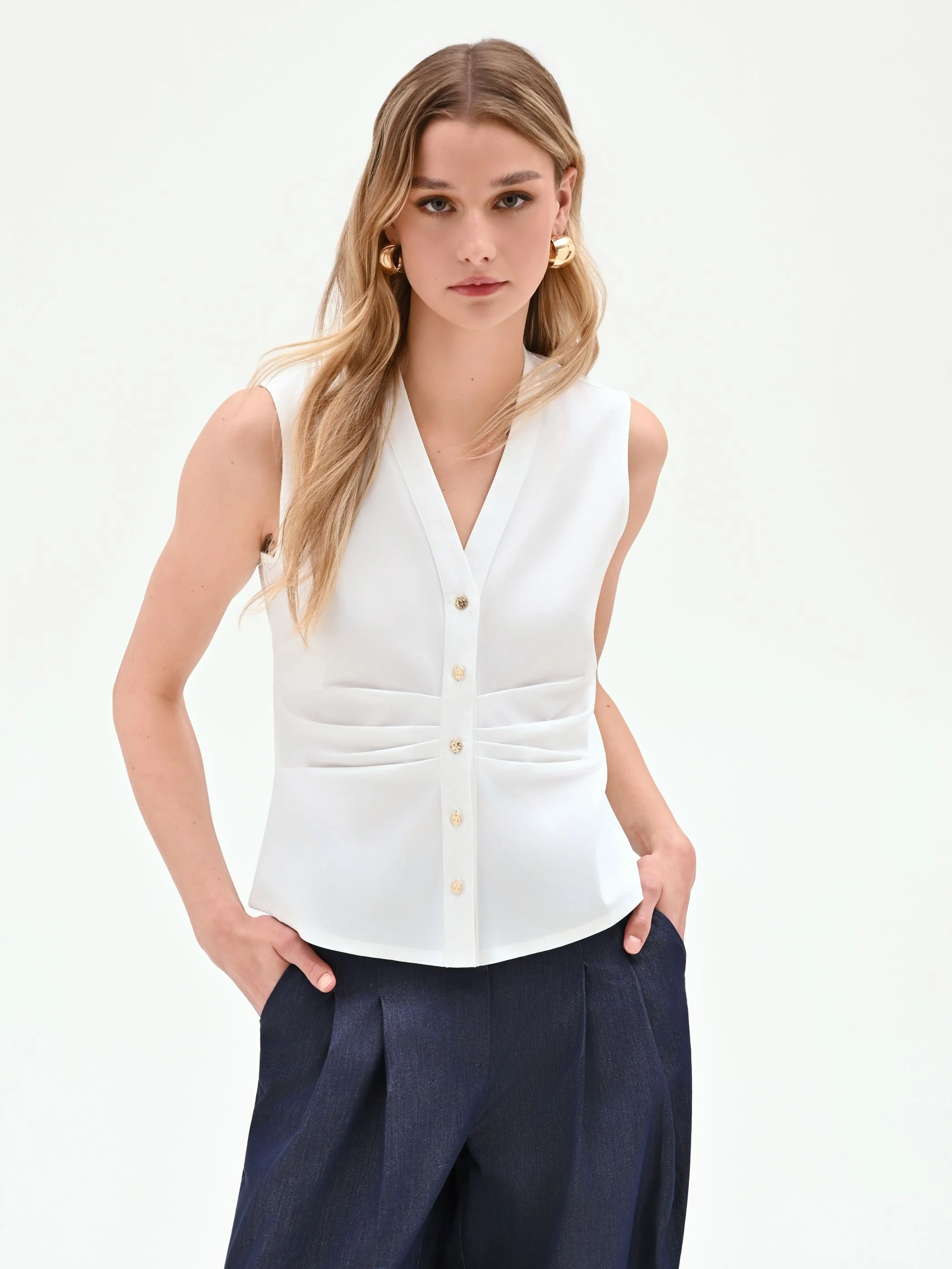 Camicia smanicata bianca con arriccio in vita - Image 3