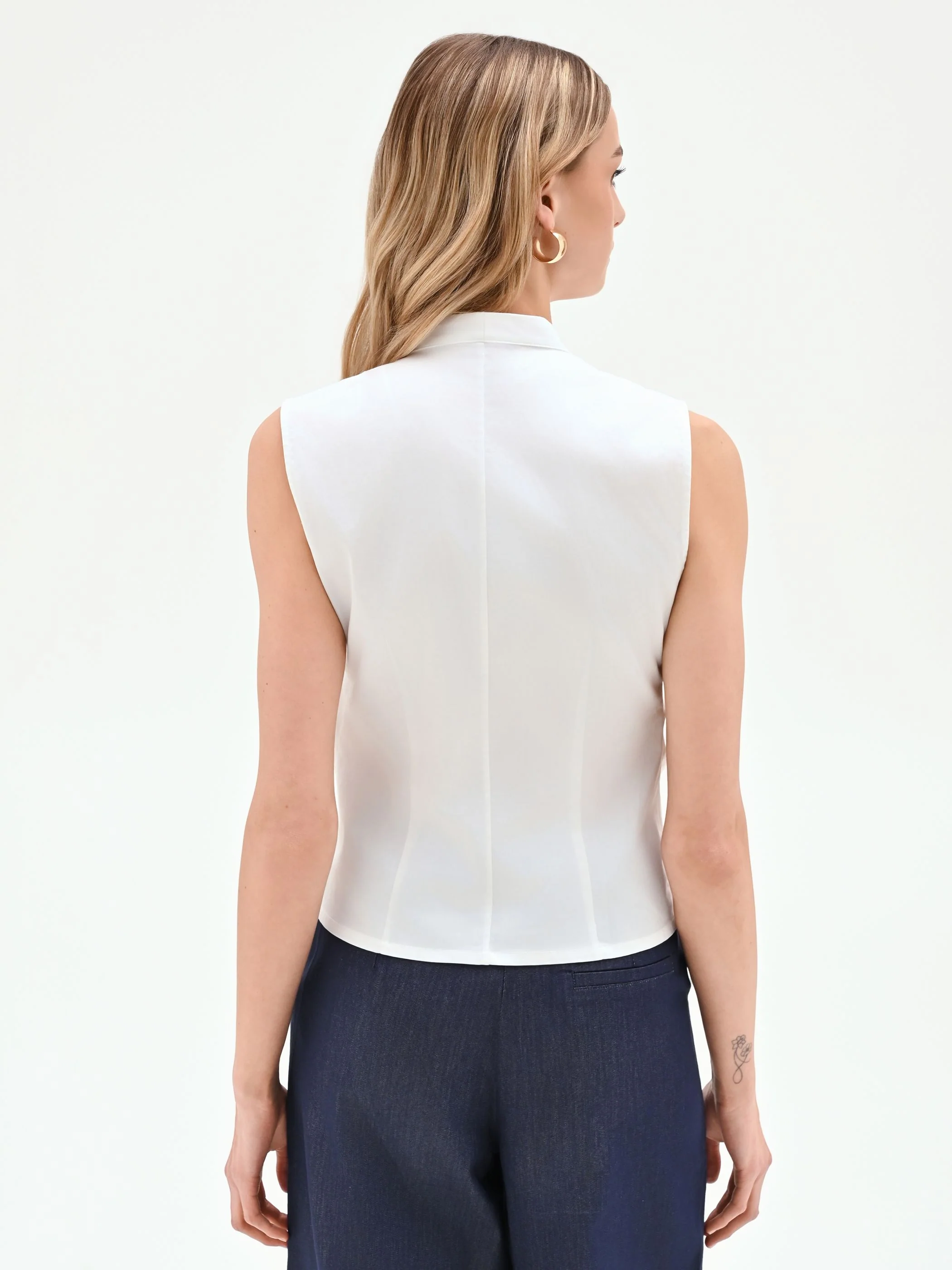 Camicia smanicata bianca con arriccio in vita - Image 5