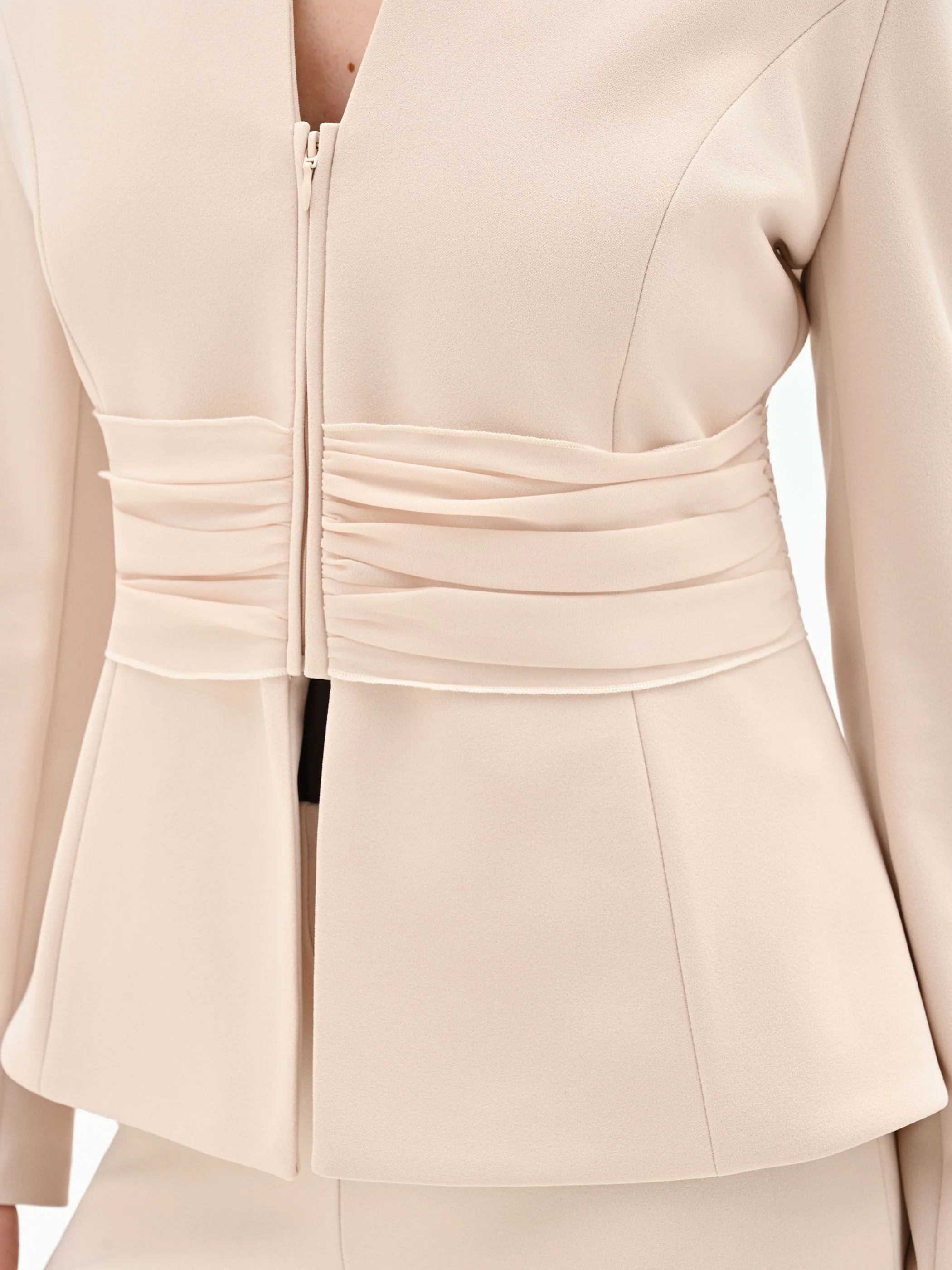 Giacca beige chiaro con drappeggio in vita - Image 4