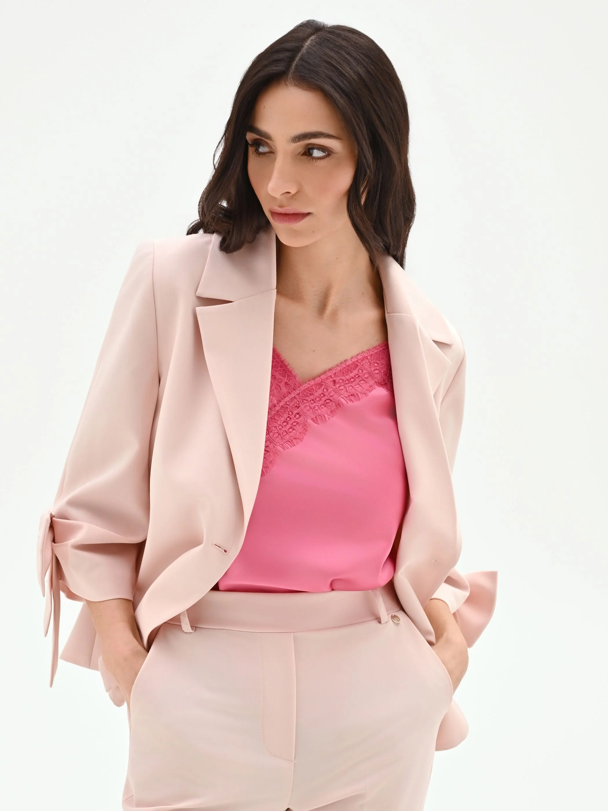 Giacca blazer rosa con fiocco sulla manica - Image 3