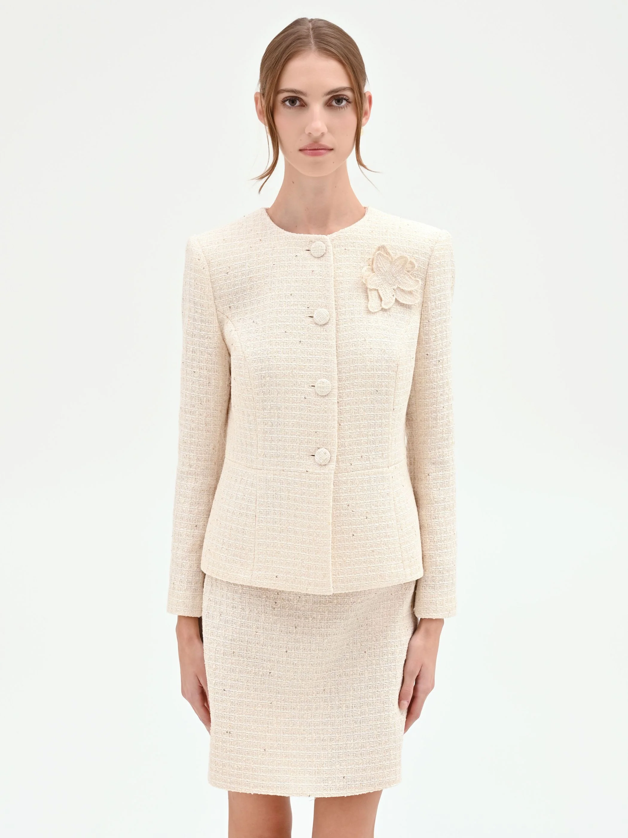 Giacca bouclé beige chiaro con fiore applicato - Image 2