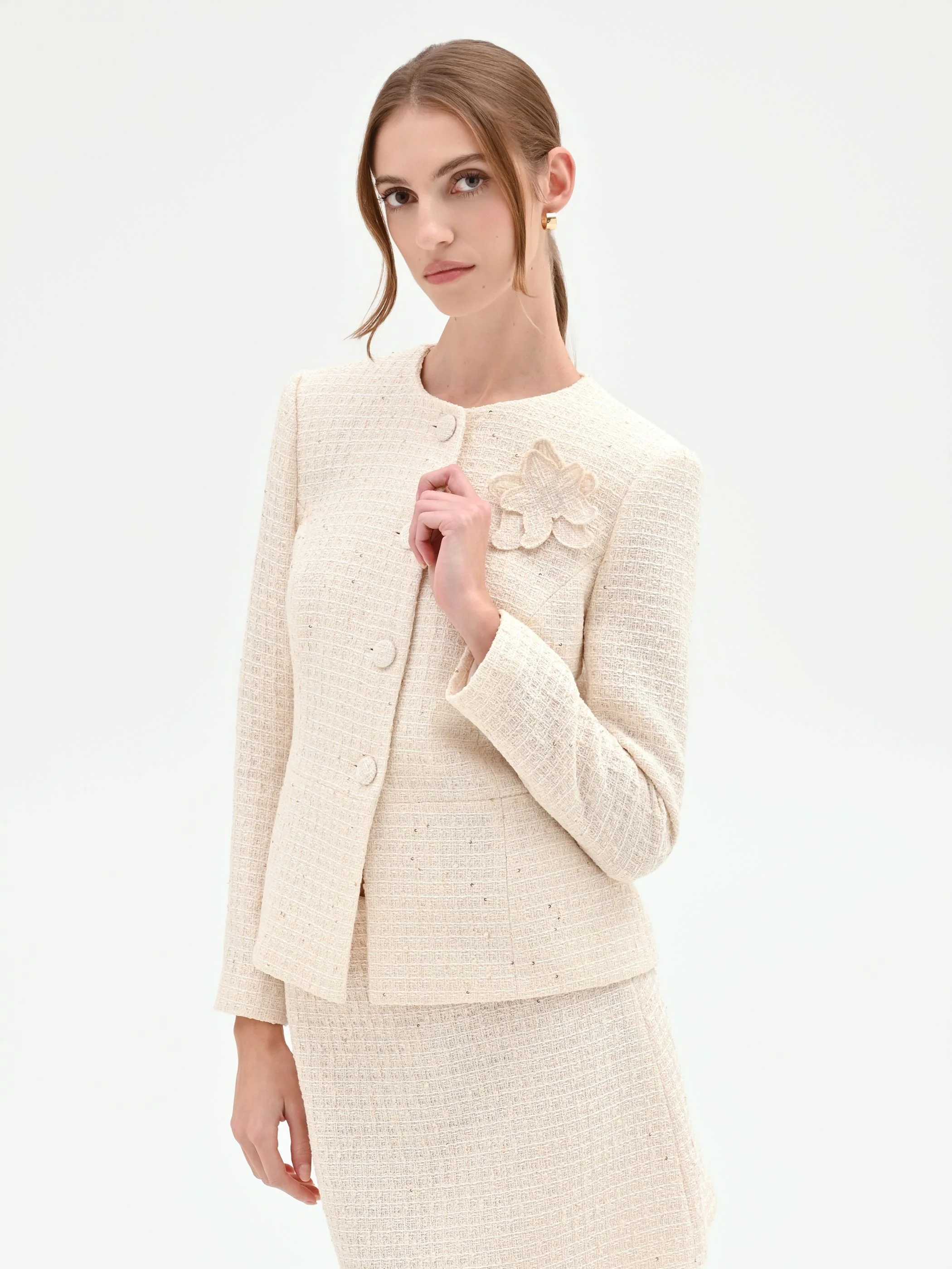 Giacca bouclé beige chiaro con fiore applicato - Image 4
