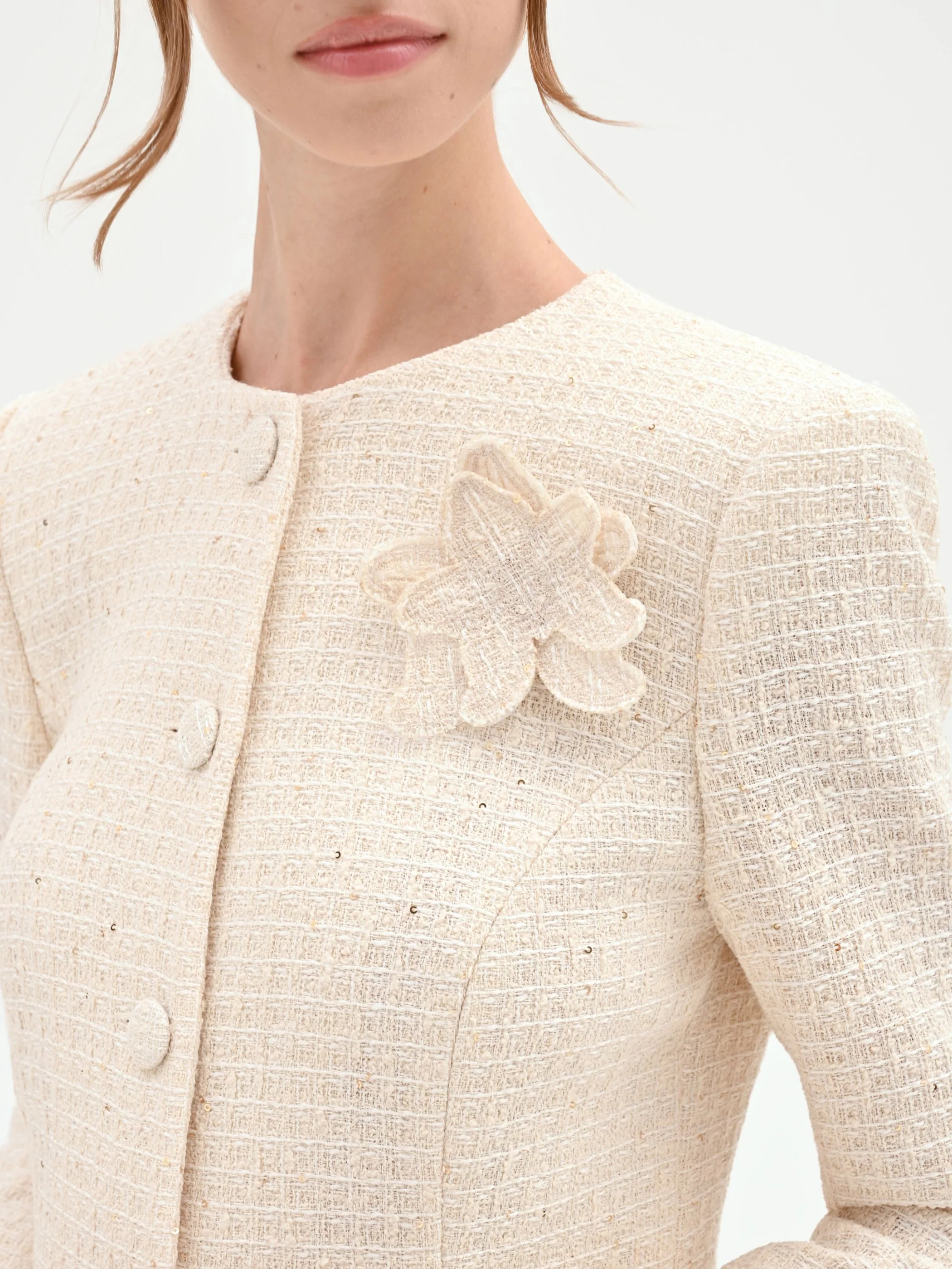 Giacca bouclé beige chiaro con fiore applicato - Image 5