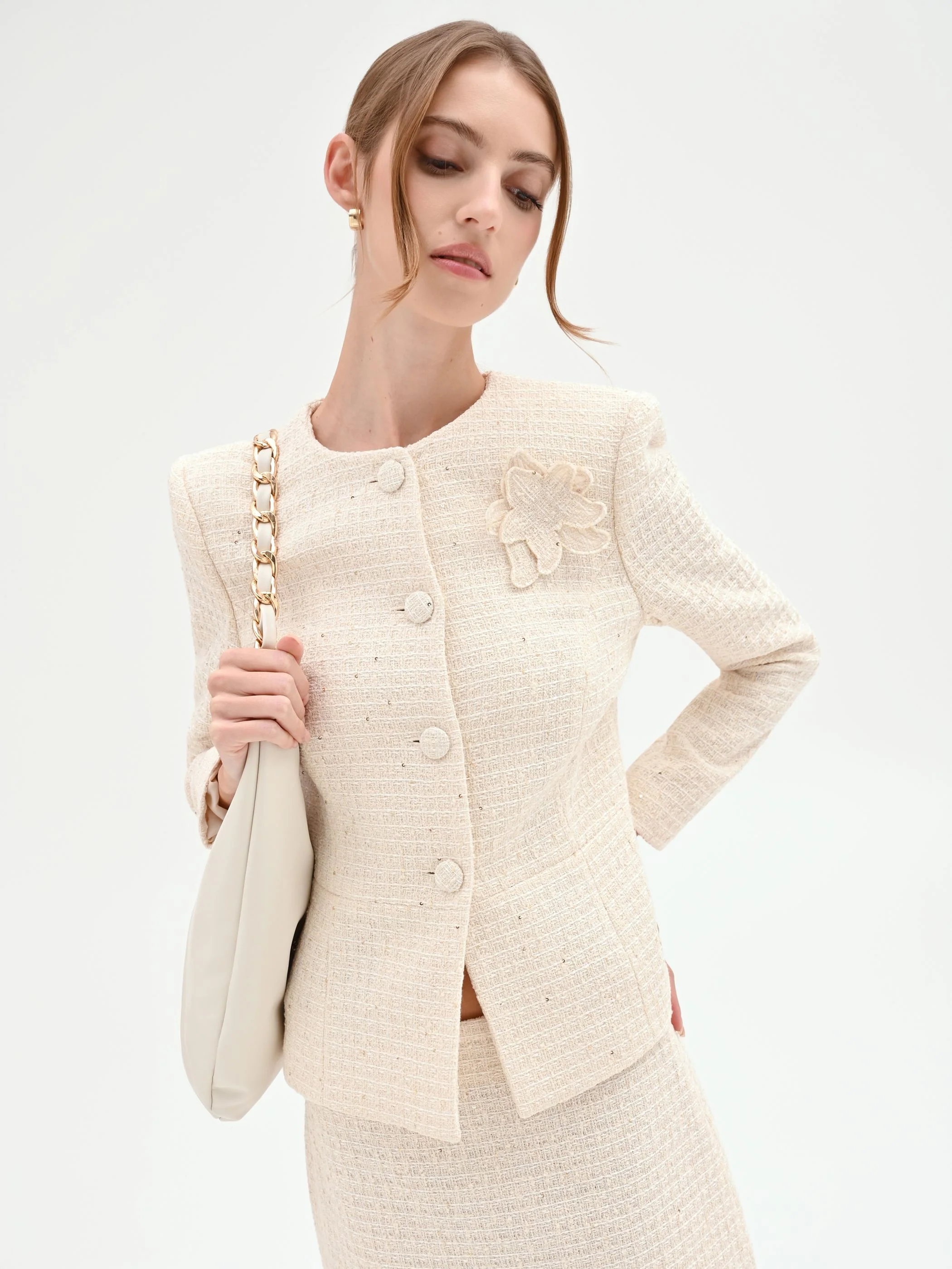 Giacca bouclé beige chiaro con fiore applicato - Image 7