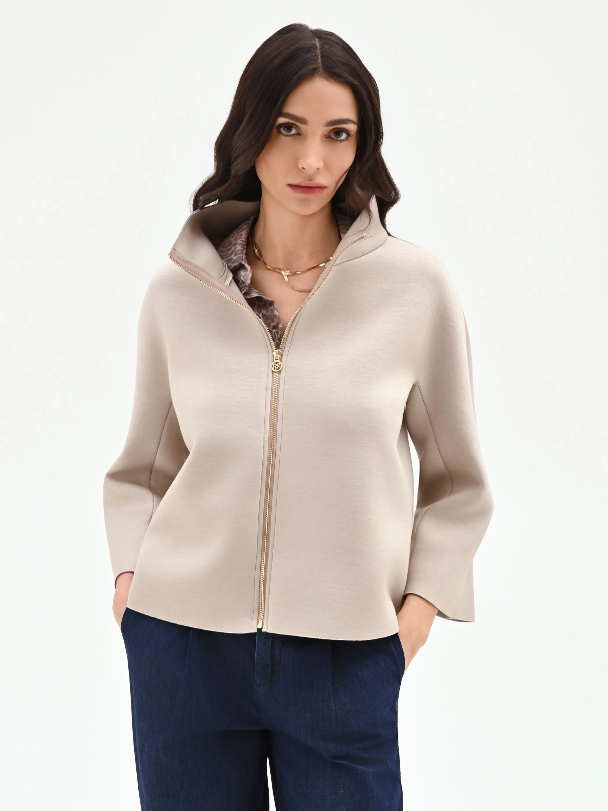 Giacca corta tortora beige con collo a imbuto - Image 4