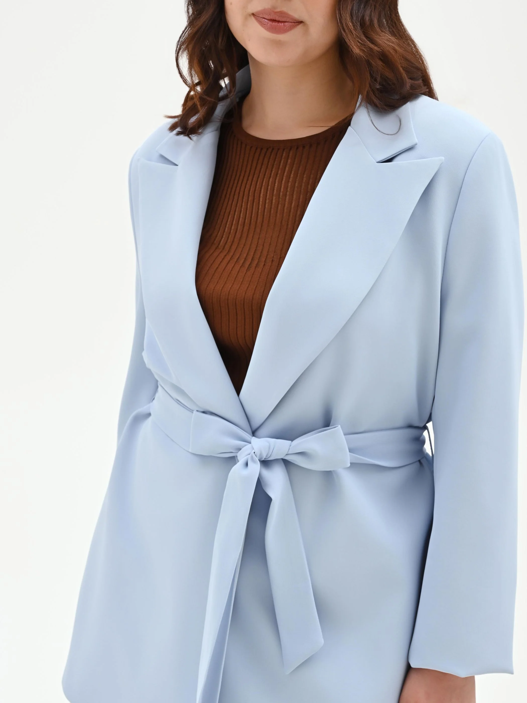 Giacca Curvy cielo azzurro con cintura in vita - Image 4