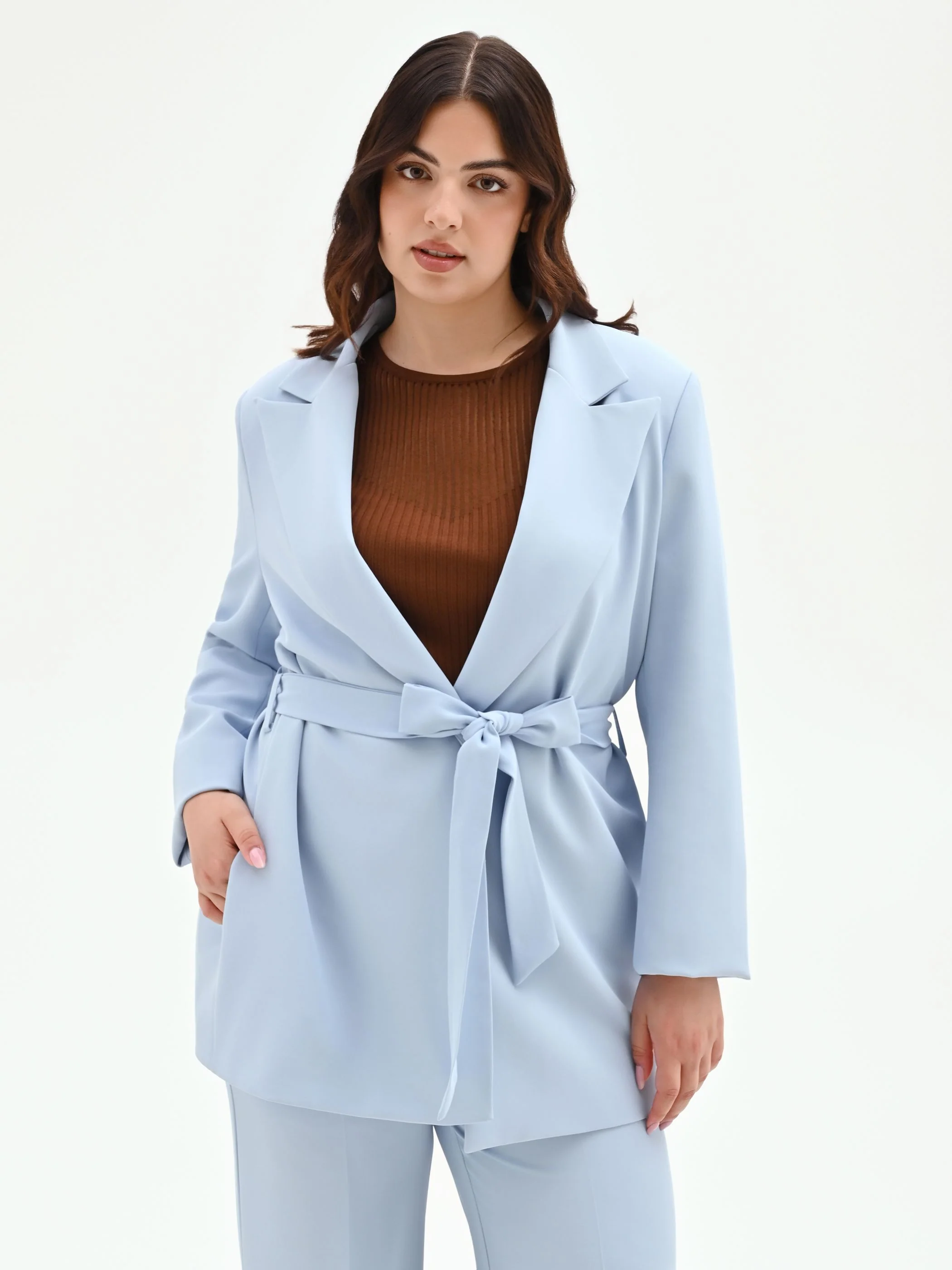 Giacca Curvy cielo azzurro con cintura in vita - Image 5