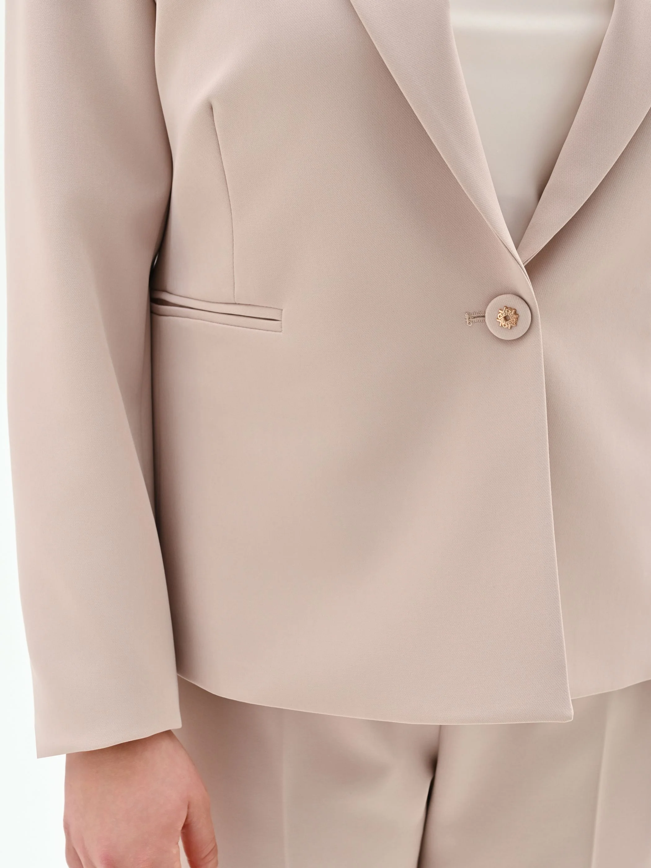 Giacca Curvy monopetto tortora beige in tessuto tecnico - Image 3