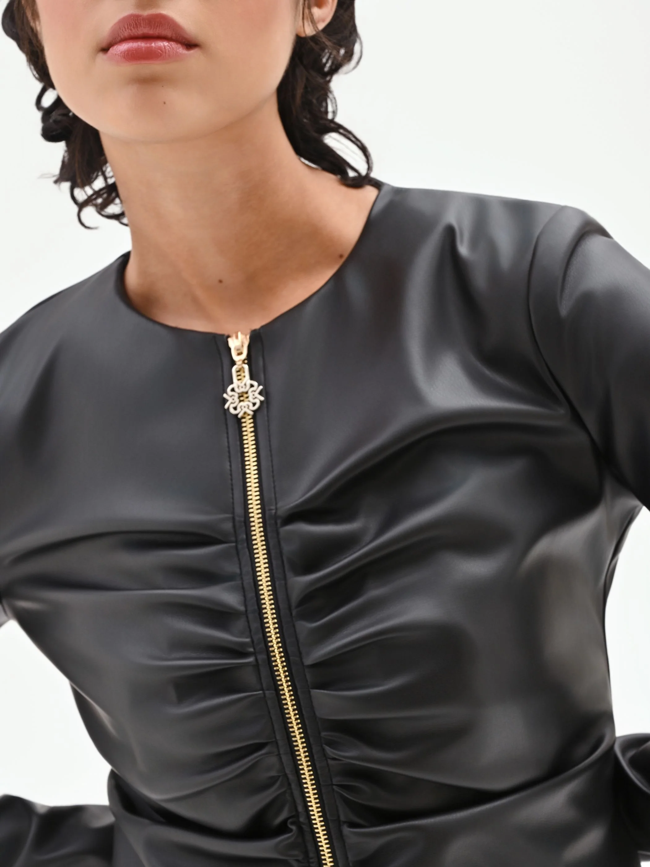 Giacca similpelle nera con zip e arricciature - Image 4