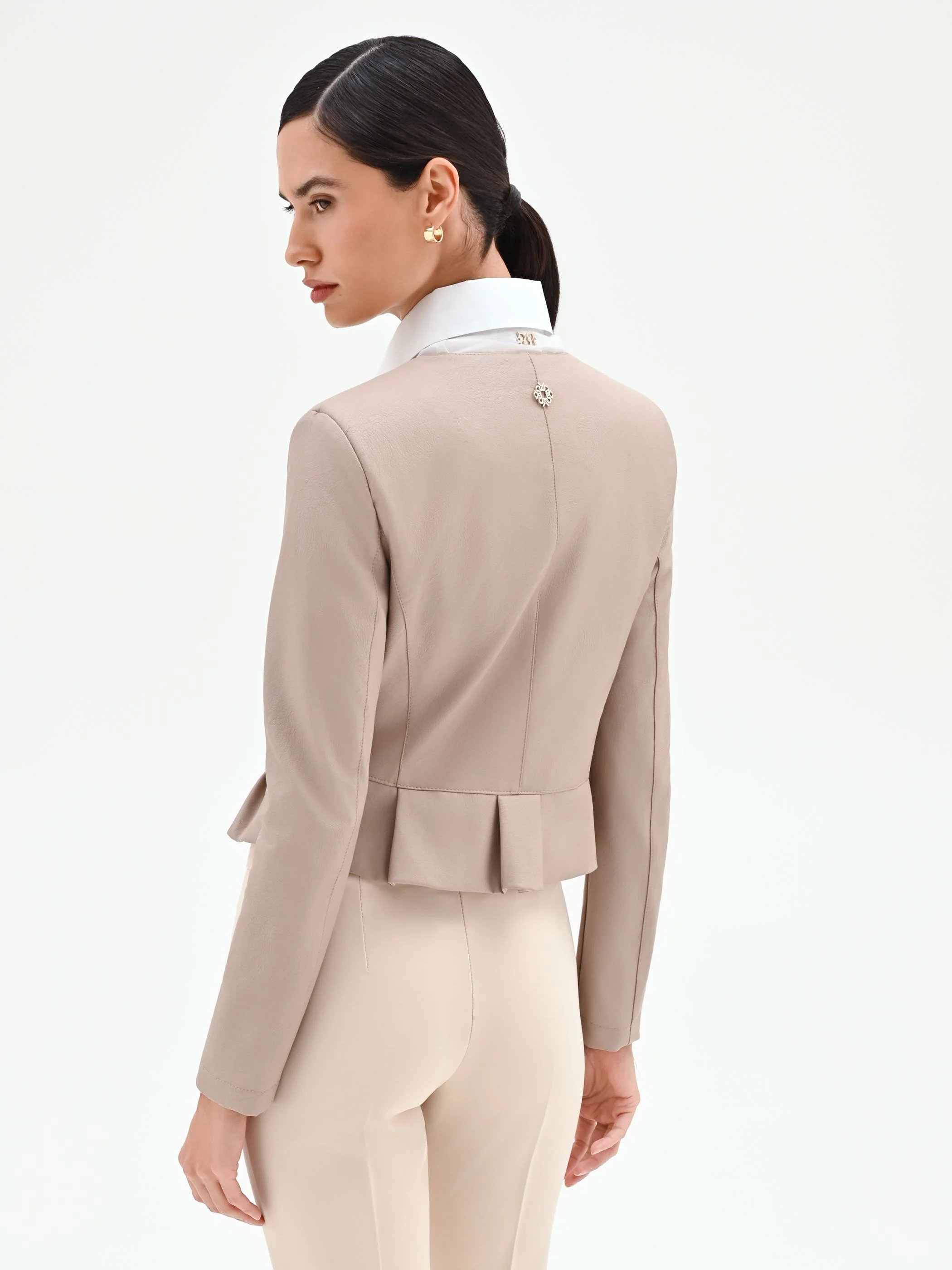 Giacca tortora beige con bottoni asimmetrici - Image 3