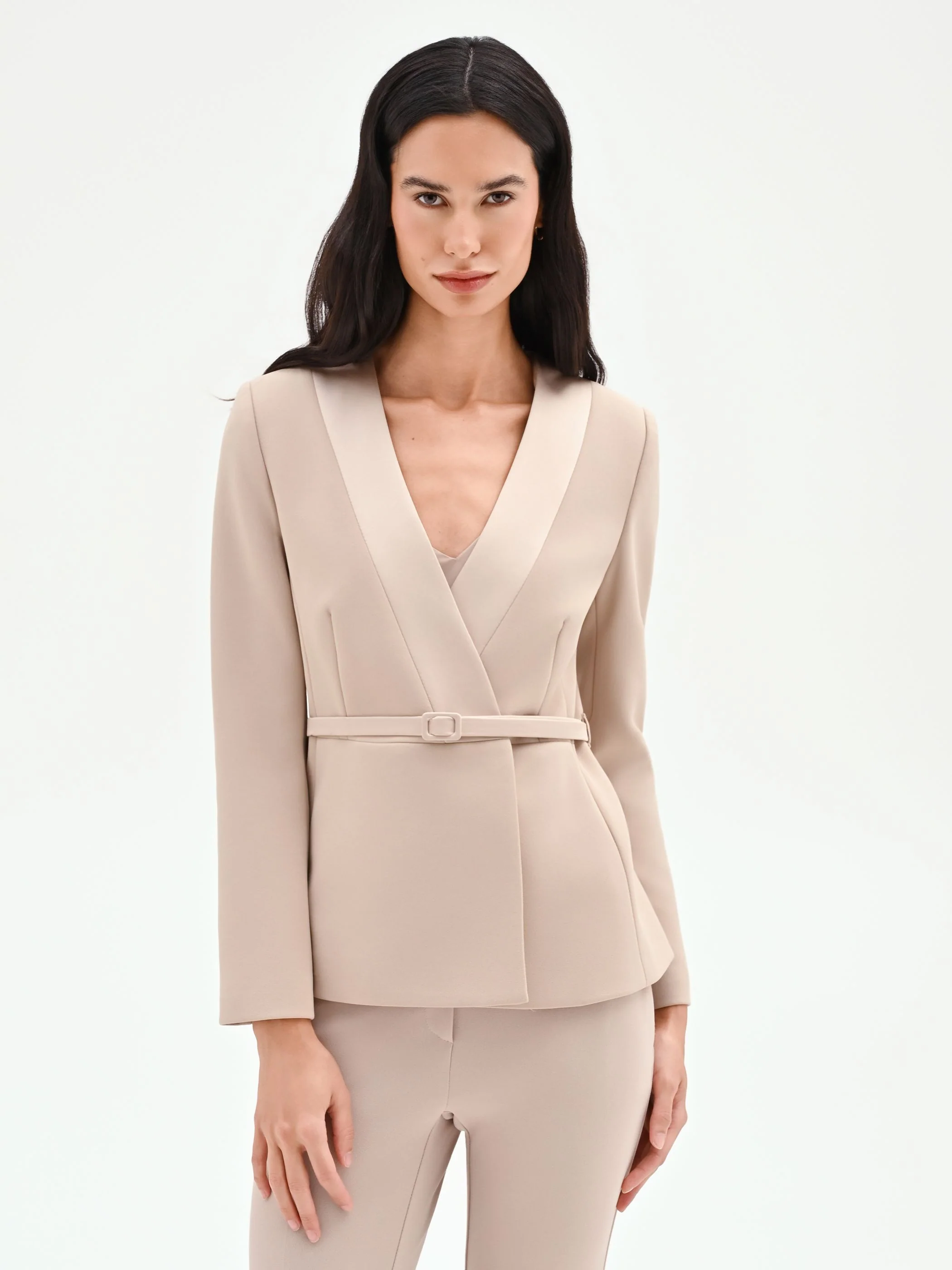 Giacca tortora beige con cintura e rever satinati - Image 5