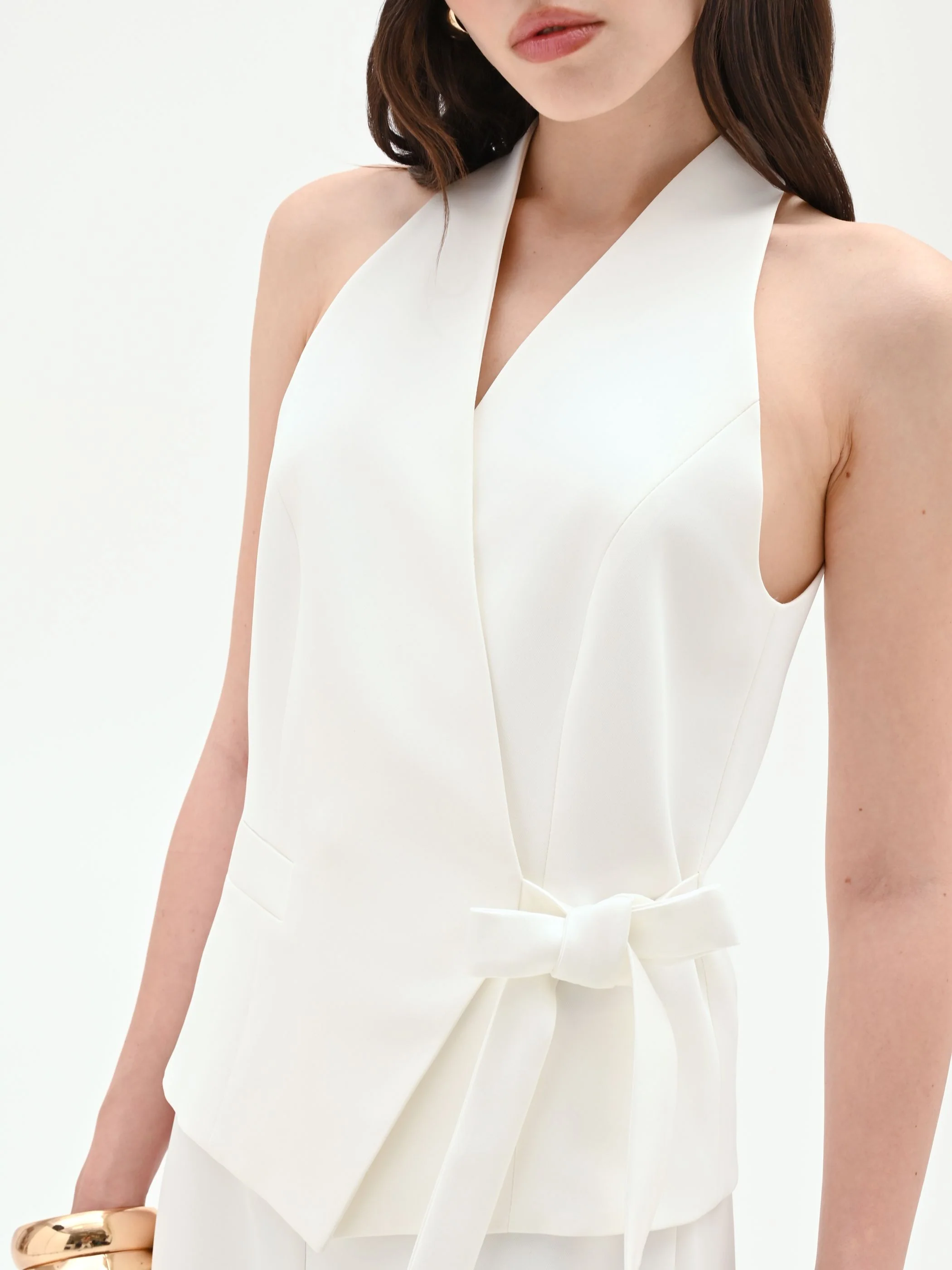 Gilet bianco con chiusura a fiocco laterale - Image 4